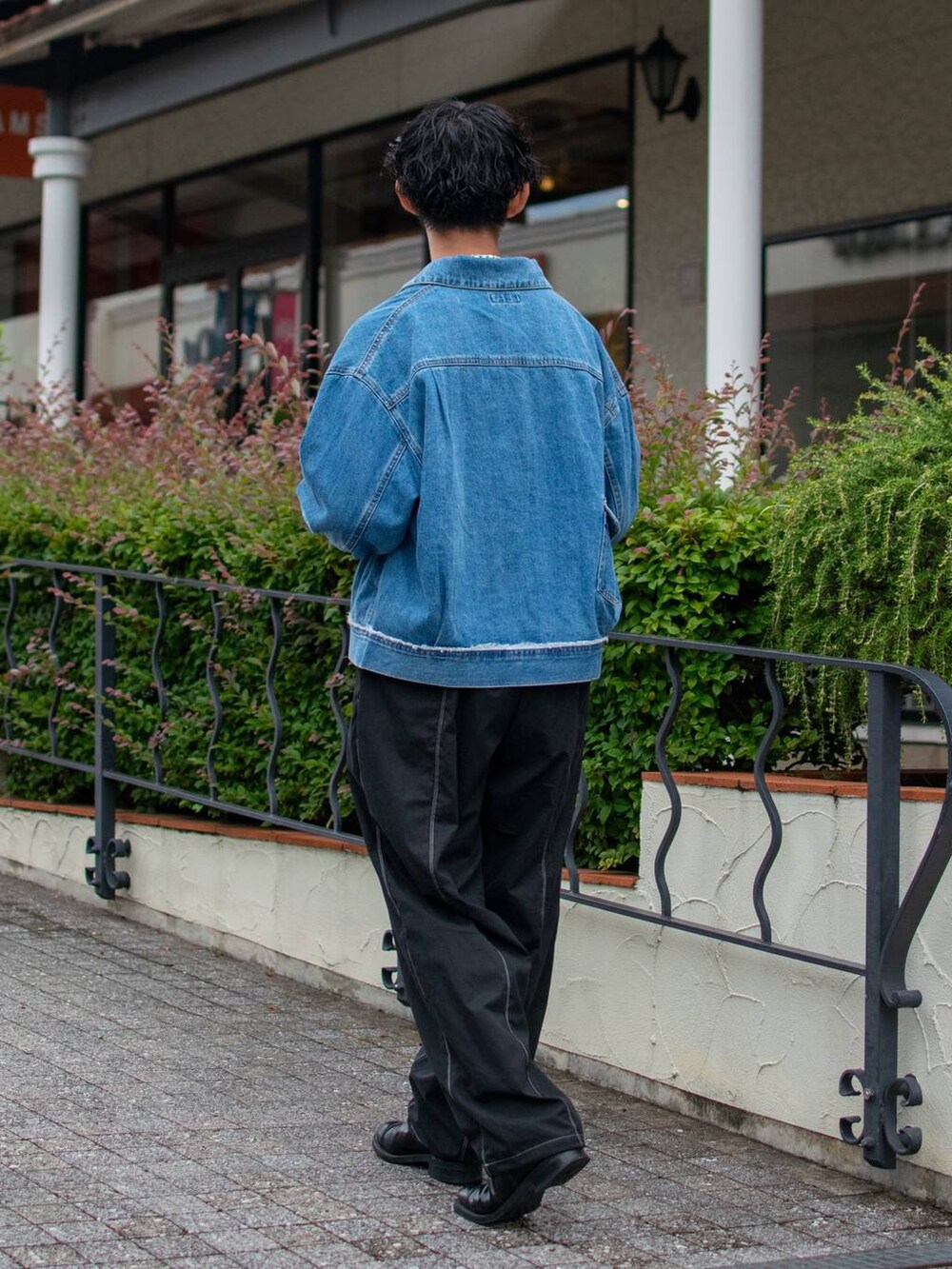「低身長、体型カバー、ゆったり、niko and ...、デニムジャケット、NKJコーデ_niko and ...、ワイドパンツ、サングラス」｜「niko and...の細リムカラーサングラス（サングラス、その他）」を使った、ぜっきーさん（メンズ・165cm）の夏コーディネートの4枚目の写真