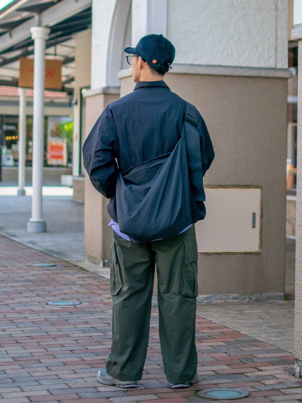 「低身長、低身長コーデ、niko and...、ニコアンド、重ね着ベストシーズン、WEARyouthコーデ、レイヤードスタイル、キャップ、ブルゾン、ナイロンジャケット、シャツ、カーゴパンツ、ワイドパンツ、ショルダーバッグ、秋コーデ」|「niko and...のオリジナルクラウンパントだて眼鏡&サングラス(メガネ、ブラック系)」を使った、ぜっきーさん(メンズ・165cm)の秋コーディネートの4枚目の写真