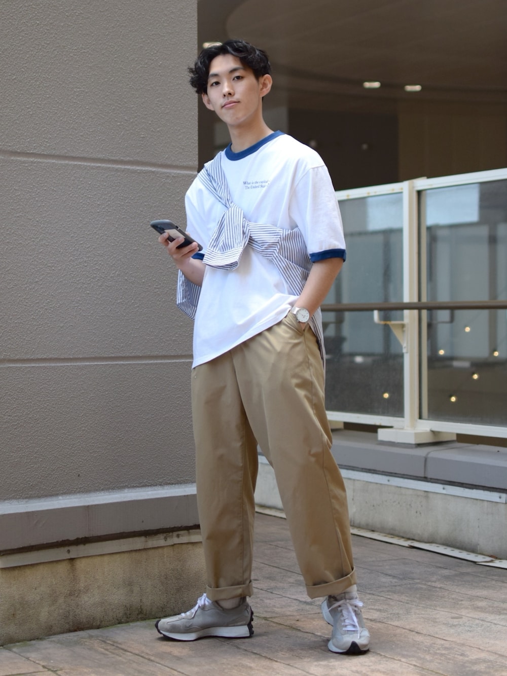 「niko and ...、ニコアンド、SCREEN STARS、リンガーTシャツ、白Tシャツ、ロゴT、肩掛け、ストライプシャツ、ワイドパンツ、ベージュパンツ、厚底シューズ、New Balance、きれいめカジュアル、春夏コーデ、低身長コーデ」｜「SCREEN STARSの【SCREEN STARS(スクリーンスターズ)】別注リンガーTシャツ（Tシャツ/カットソー、ブルー系）」を使った、ぜっきーさん（メンズ・165cm）の春コーディネートの2枚目の写真