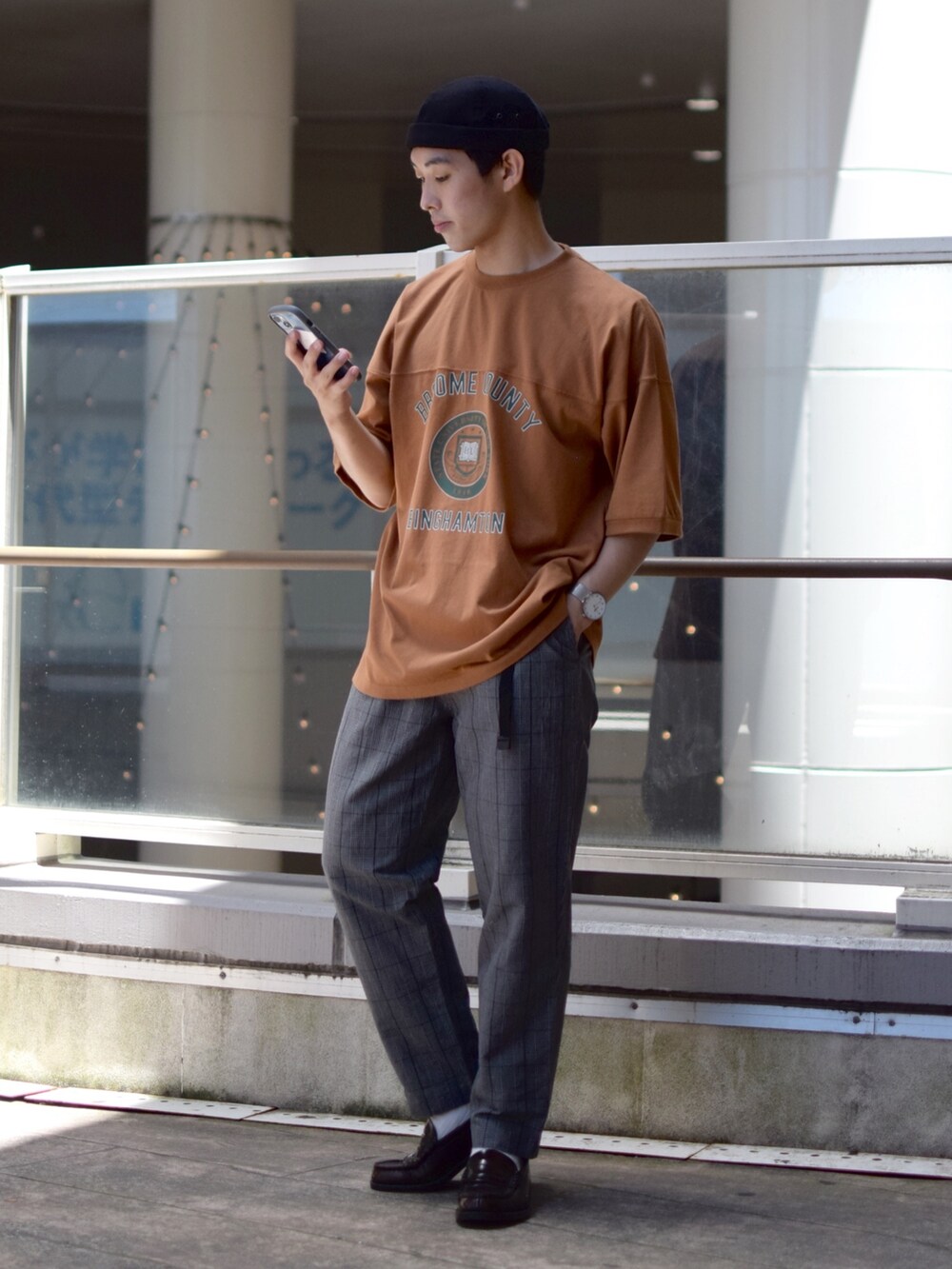 「niko and ...、ニコアンド、ビッグT、ロゴT、フットボールTシャツ、オレンジ、ワイドパンツ、チェックパンツ、テーパードパンツ、ローファー、革靴、ロールキャップ、キャップ、夏コーデ、低身長コーデ」｜「niko and...のフロント切り替えフットボールTシャツ（Tシャツ/カットソー、イエロー系）」を使った、ぜっきーさん（メンズ・165cm）の夏コーディネートの2枚目の写真