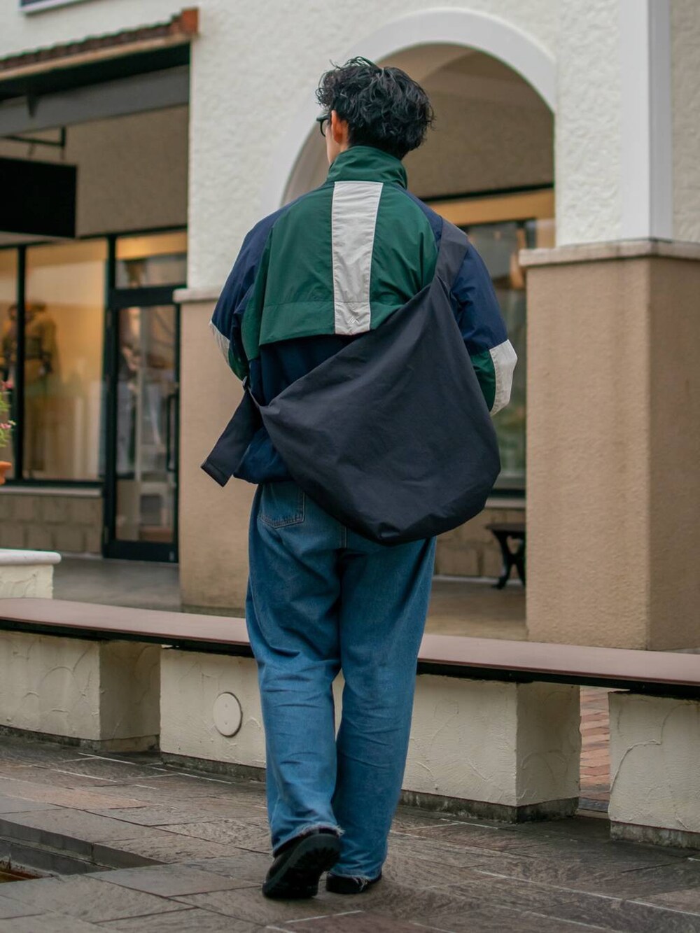 「低身長、体型カバー、ショルダーバッグ、ゆったり、niko and ...、ブルゾン、ワイドパンツ、デニムパンツ、NKJコーデ_niko and ...」｜「niko and...のワイド5ポケットデニムパンツ【niko and ...JEANS 2024AW】（デニムパンツ、ブルー系）」を使った、ぜっきーさん（メンズ・165cm）の秋コーディネートの4枚目の写真