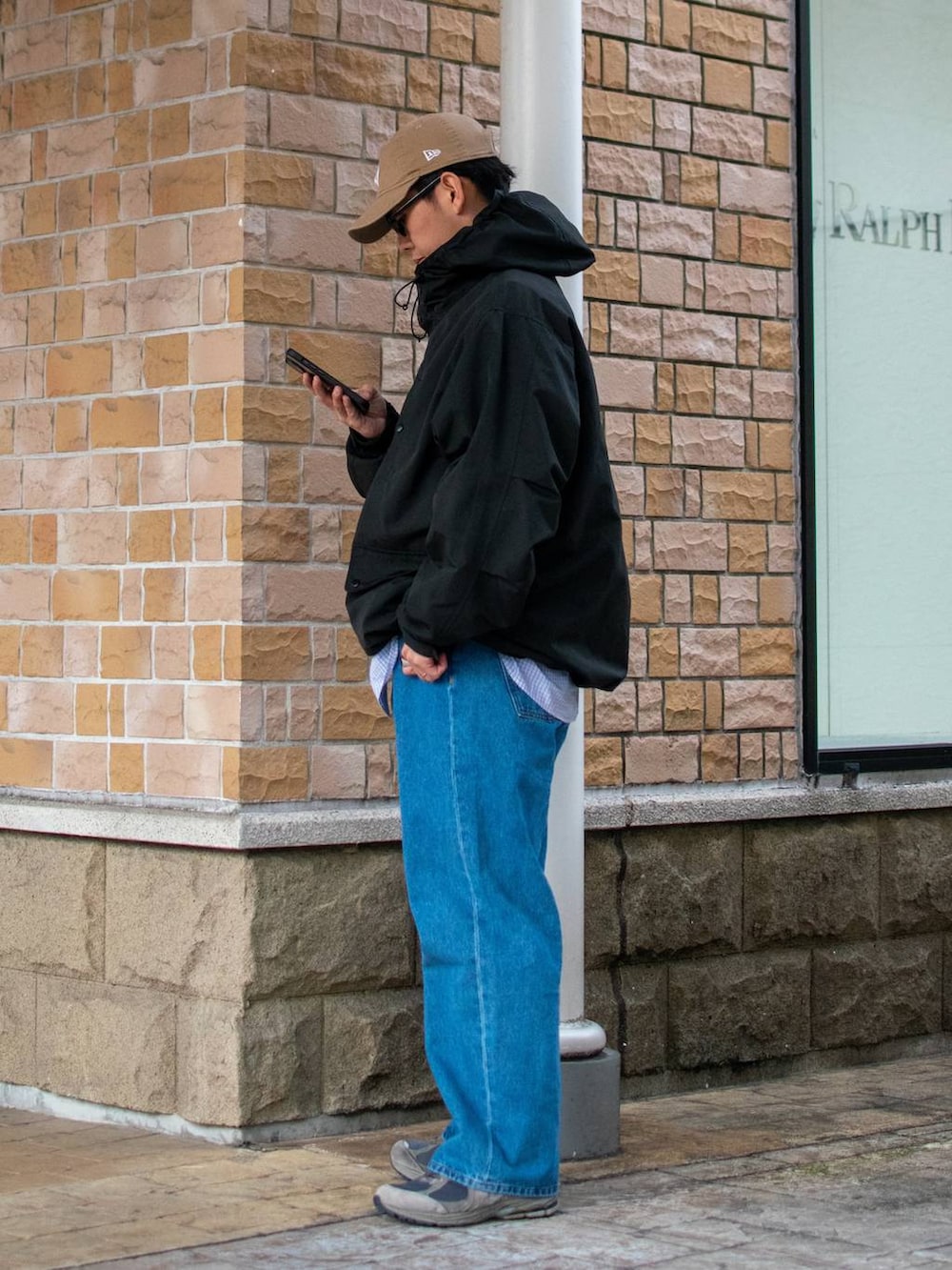 ブルー系のシャツ/ブラウス、ブルー系のデニムパンツ、ブラック系のマウンテンパーカーを着用したメンズの冬コーディネートの2枚目の写真
