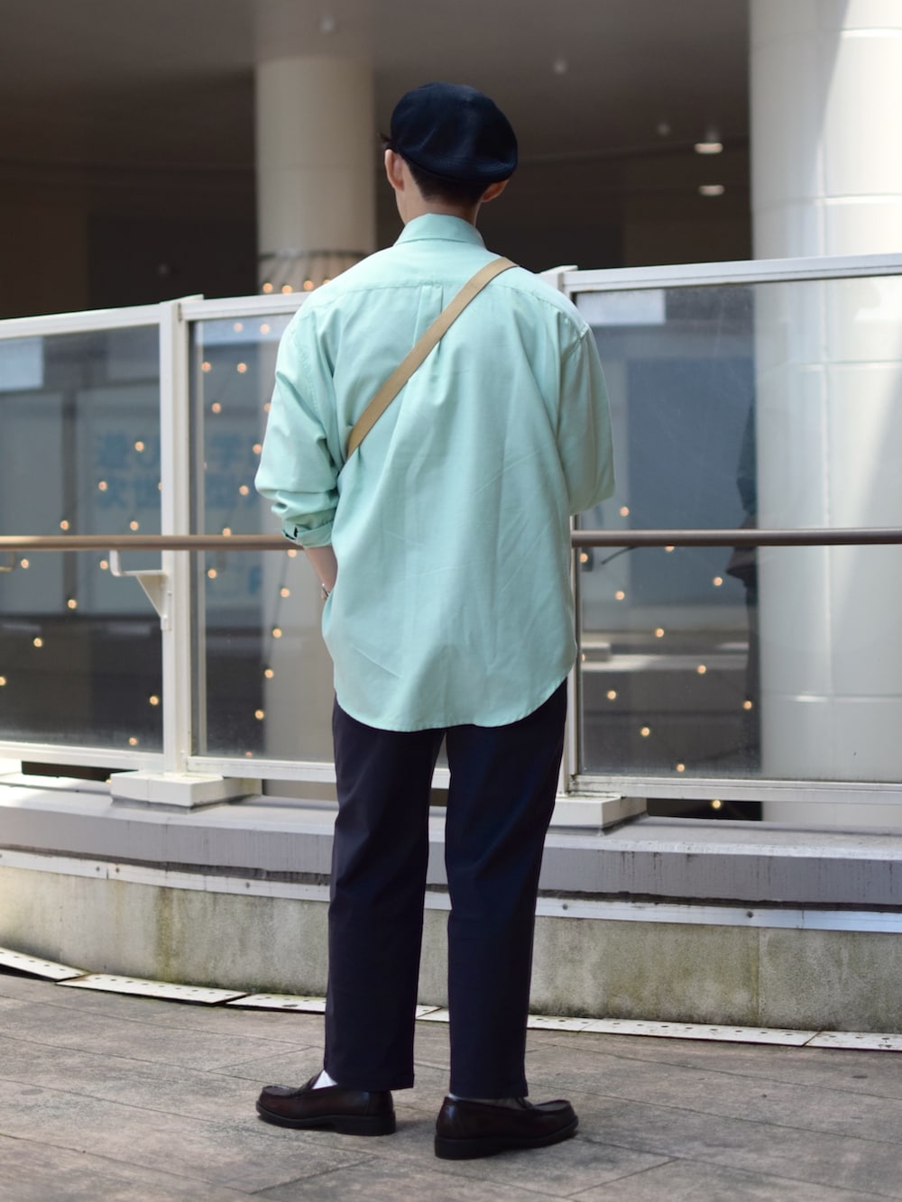 「niko and ...、ニコアンド、ロゴ、シャツスタイル、ボタンダウンシャツ、テーパードパンツ、チノパン、革靴、ローファー、HARUTA、ショルダーバッグ、BRADY、ベレー帽、KANGOL、低身長コーデ」｜「niko and...のスタンダードストレッチチノパンツ（チノパンツ、ブルー系）」を使った、ぜっきーさん（メンズ・165cm）の夏コーディネートの3枚目の写真