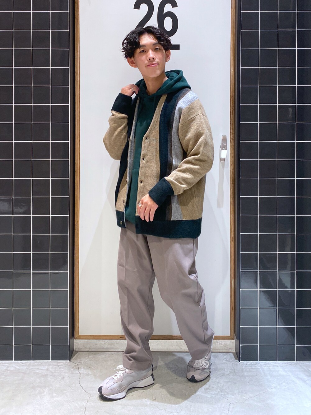 「テーパードパンツ、カーディガン、ビッグシルエット、グリーン、パーカー、New Balance、プリント、ストライプ、冬コーデ、ワイドパンツ、厚底シューズ、ベージュコーデ、ニコアンド、niko and ...、ニコアンド(niko and...)」|「niko and...のストライプBIGVネックカーディガン2(カーディガン/ボレロ、ベージュ系)」を使った、ぜっきーさん(メンズ・165cm)の秋コーディネートの2枚目の写真