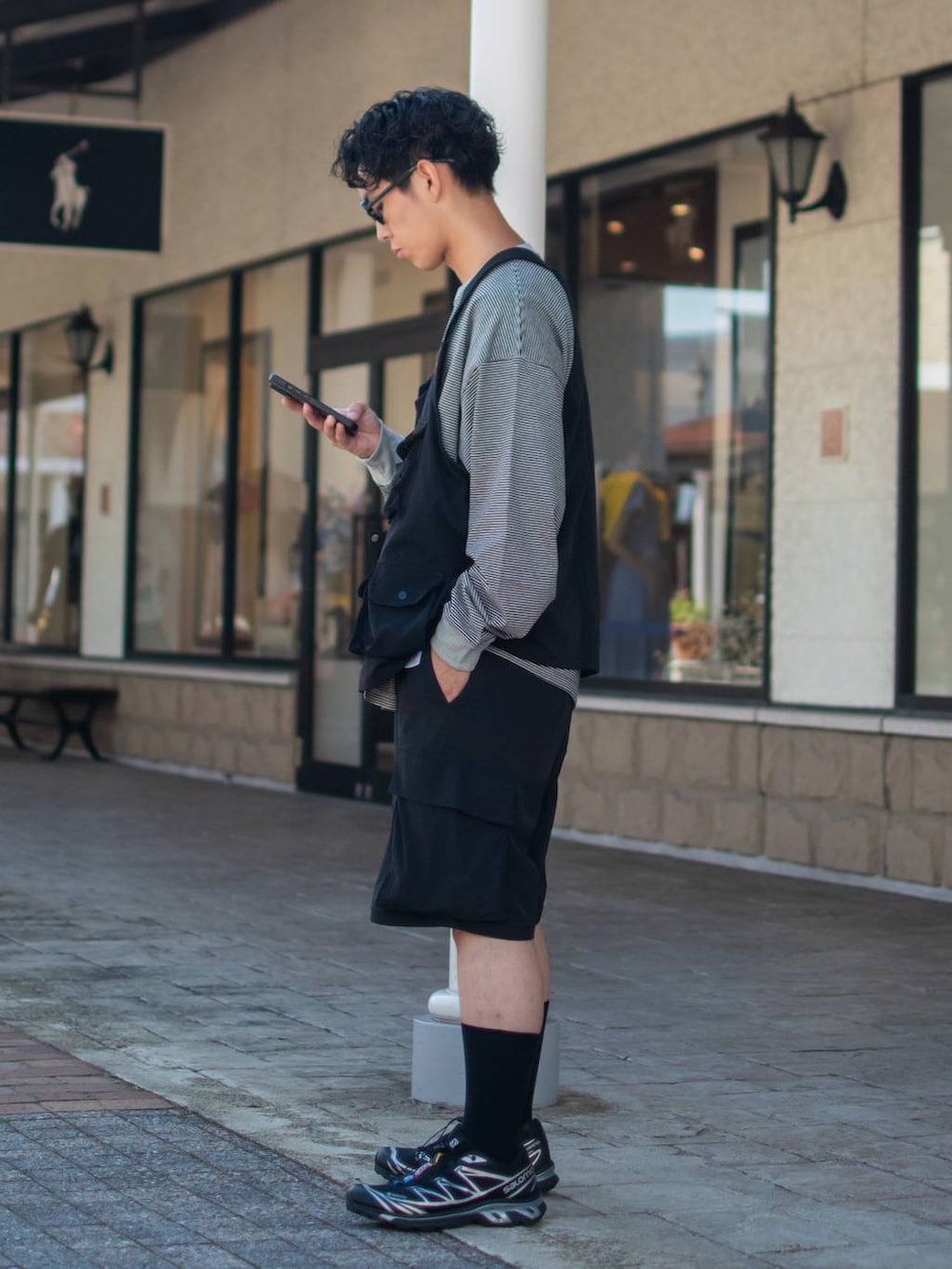 「低身長、低身長コーデ、niko and ...、ニコアンド、ロンT、ボーダー、ボーダーTシャツ、ベスト、ワイドパンツ、ハーフパンツ、カーゴパンツ、レイヤードスタイル、スニーカー、モノトーン、秋服準備はじめました」｜「niko and...の2WAYジップカーゴパンツ（カーゴパンツ、ブラック系）」を使った、ぜっきーさん（メンズ・165cm）の夏コーディネートの3枚目の写真
