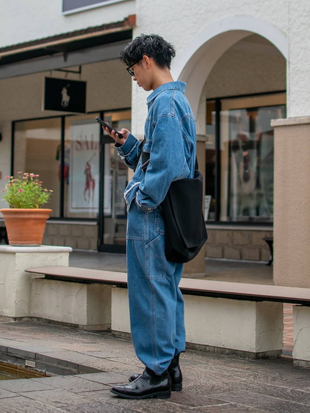 「低身長、体型カバー、ゆったり、niko and ...、セットアップ、デニムジャケット、デニムパンツ、Tシャツ、NKJコーデ_niko and ...」|「niko and...のウェリントンカラーサングラス(サングラス、その他)」を使った、ぜっきーさん(メンズ・165cm)の夏コーディネートの3枚目の写真