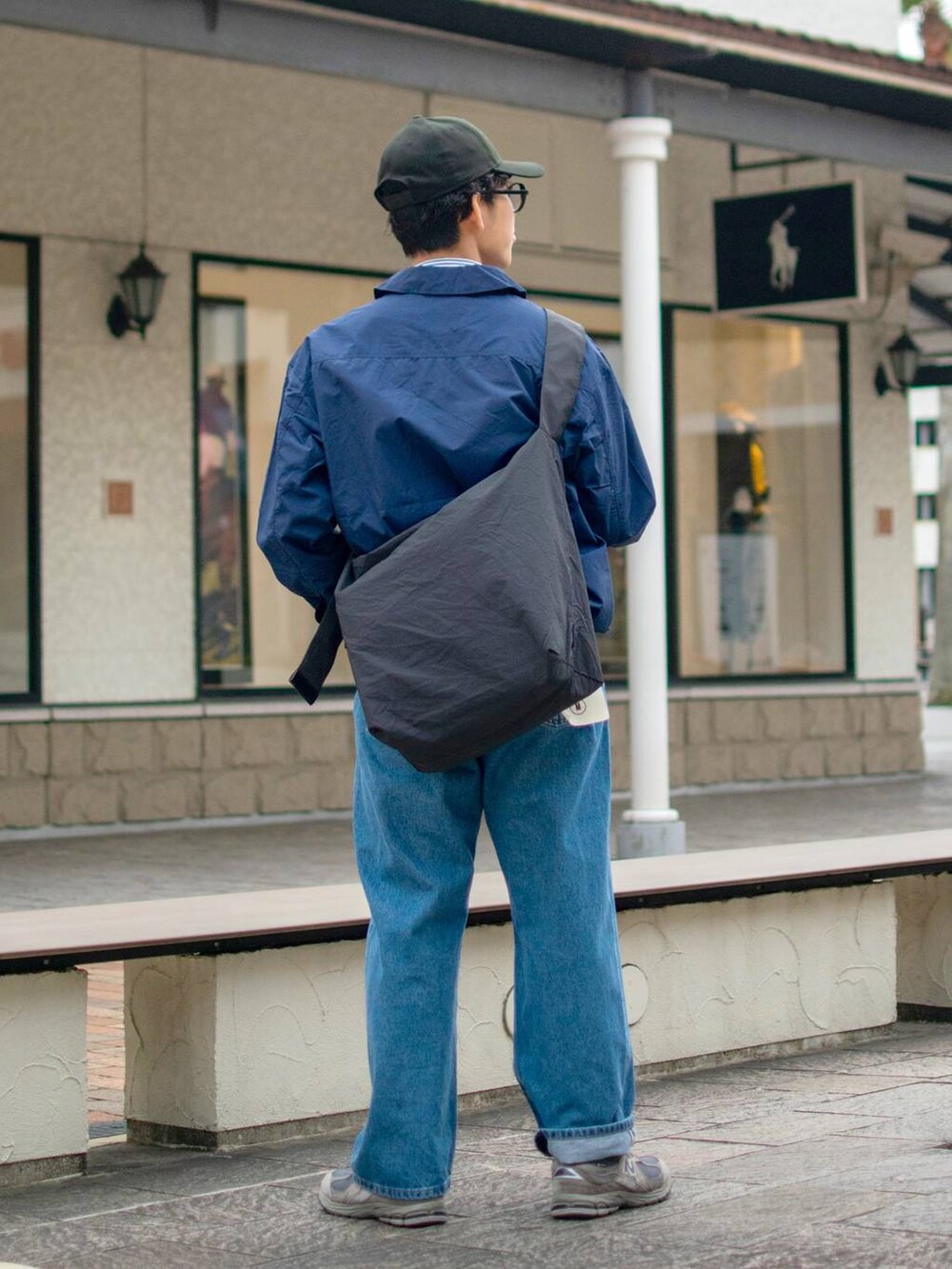「低身長、低身長コーデ、niko and ...、ニコアンド、コーチジャケット、ブルゾン、シャツ、ワイドパンツ、デニム、デニムパンツ、キャップ、スニーカー、春アウター、春コーデ、春服みてみて」|「niko and...のラージナイロンショルダーバッグ(ショルダーバッグ、ブラック系)」を使った、ぜっきーさん(メンズ・165cm)の春コーディネートの4枚目の写真