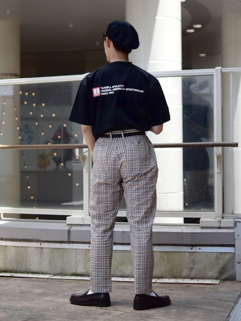 「niko and ...、ニコアンド、ロゴT、黒Tシャツ、RUSSELL ATHLETIC、チェック、チェックパンツ、テーパードパンツ、革靴、ローファー、ベレー帽、KANGOL、タックイン、きれいめカジュアル、低身長コーデ」｜「HARUTAの【HARUTA】ハルタ メンズローファー 6550（ローファー、ブラウン系）」を使った、ぜっきーさん（メンズ・165cm）の夏コーディネートの3枚目の写真