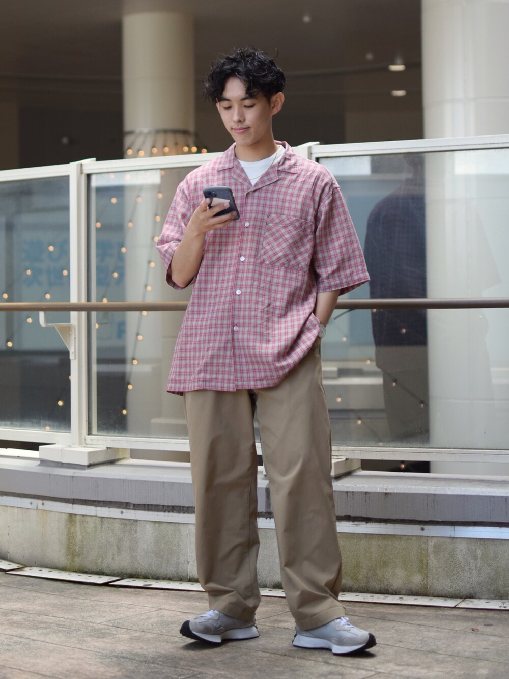 「niko and ...、ニコアンド、オープンカラーシャツ、チェック、チェックシャツ、ワイドパンツ、ベージュパンツ、厚底シューズ、New Balance、ネックレス、hype、ビッグシルエット、オーバーサイズ、夏コーデ、低身長コーデ」｜「niko and...の[速乾・ストレッチ]ピケタックパンツ（チノパンツ、ベージュ系）」を使った、ぜっきーさん（メンズ・165cm）の春コーディネートの2枚目の写真