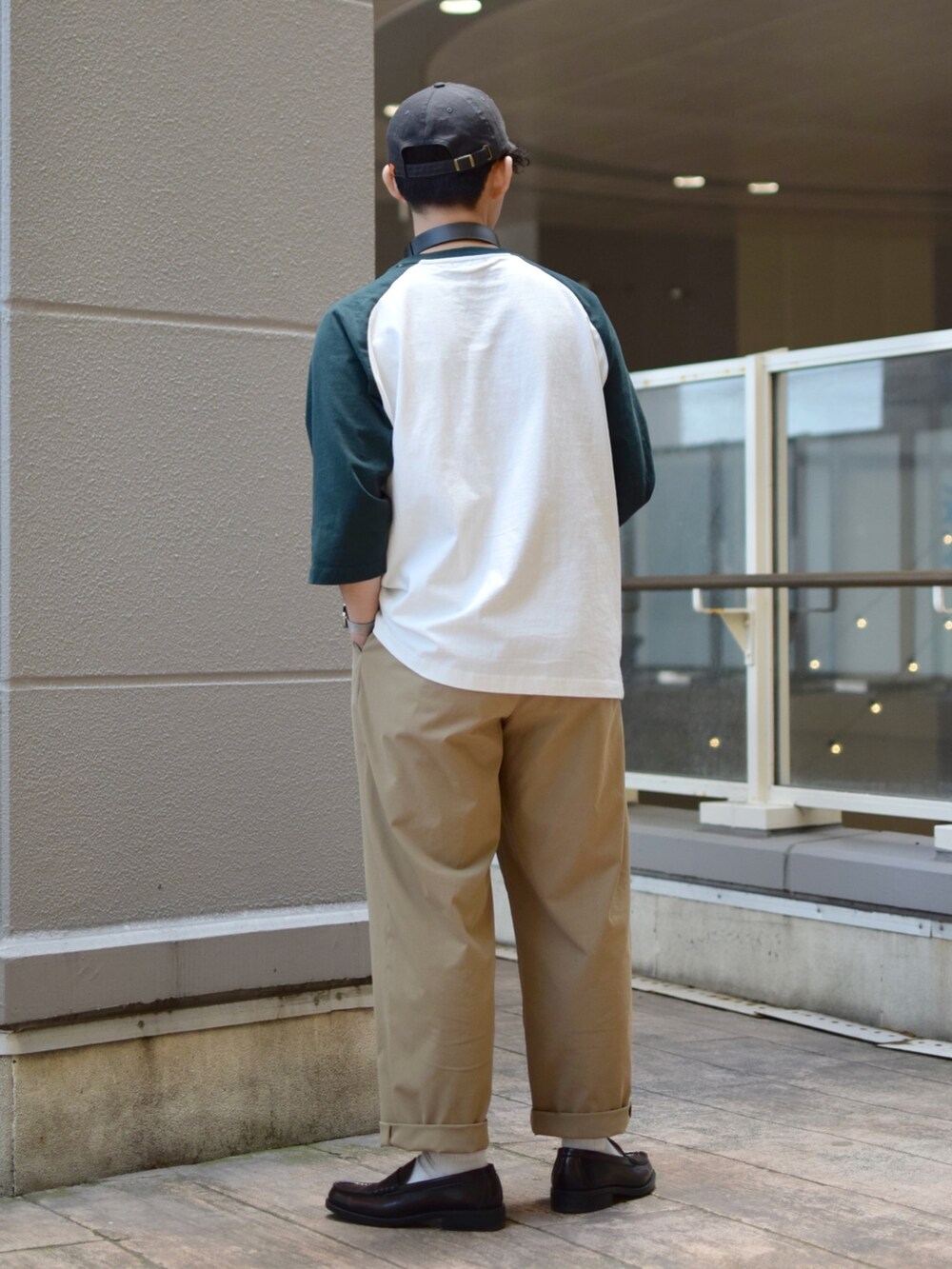 「niko and ...、ニコアンド、ラグランTシャツ、ロゴT、５分袖、グリーン、ワイドパンツ、ベージュパンツ、ロールアップ、ローファー、革靴、キャップ、きれいめカジュアル、低身長コーデ、シンプルコーデ」｜「UNIVERSAL OVERALLの【UNIVERSAL OVERALL】別注ウォッシュドコットンローキャップ（キャップ、グレー系）」を使った、ぜっきーさん（メンズ・165cm）の春コーディネートの5枚目の写真