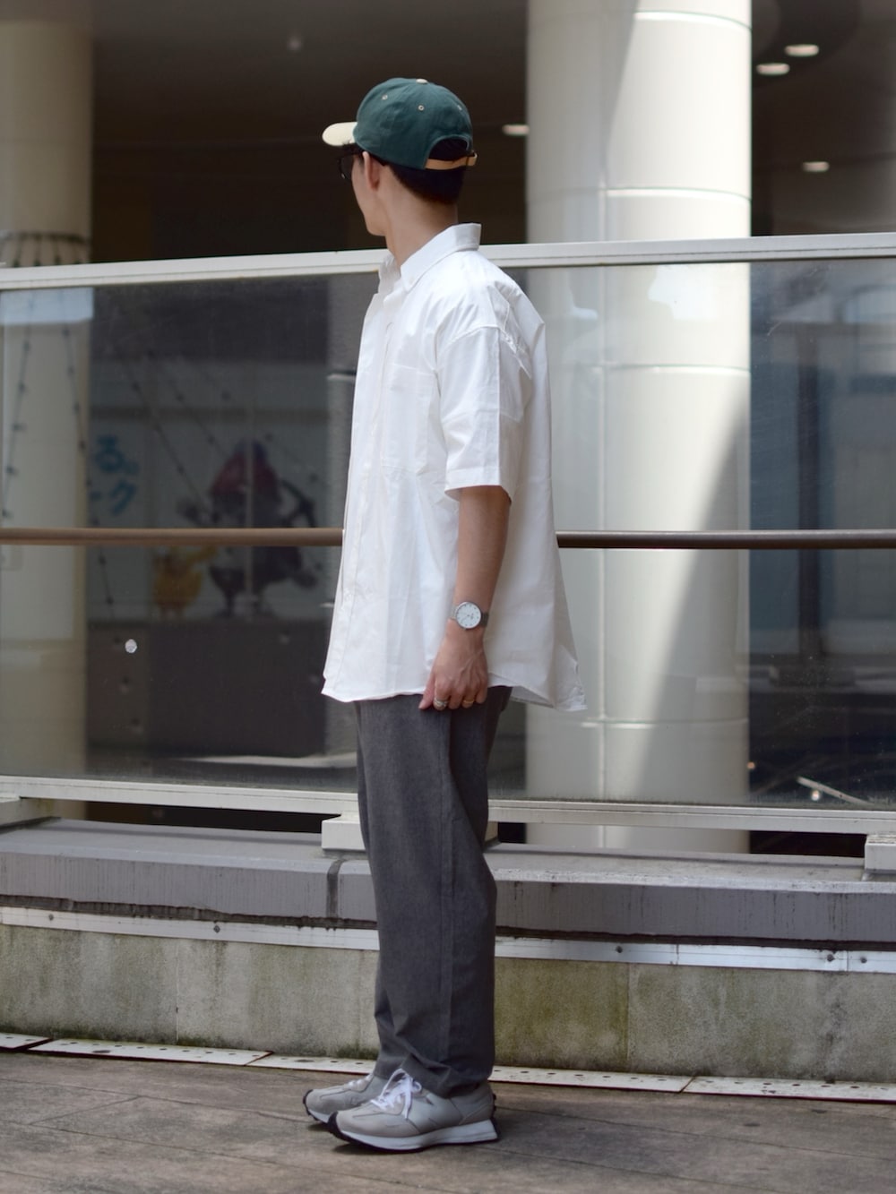 「FUDGEBOYのトラッドスタイル、niko and ...、ニコアンド、半袖シャツ、白シャツ、白Tシャツ、テーパードパンツ、ワイドパンツ、スラックス、きれいめカジュアル、キャップ、New Balance、厚底シューズ、夏コーデ、低身長コーデ」|「niko and...のツイルベースボールキャップ(キャップ、グリーン系)」を使った、ぜっきーさん(メンズ・165cm)の春コーディネートの3枚目の写真