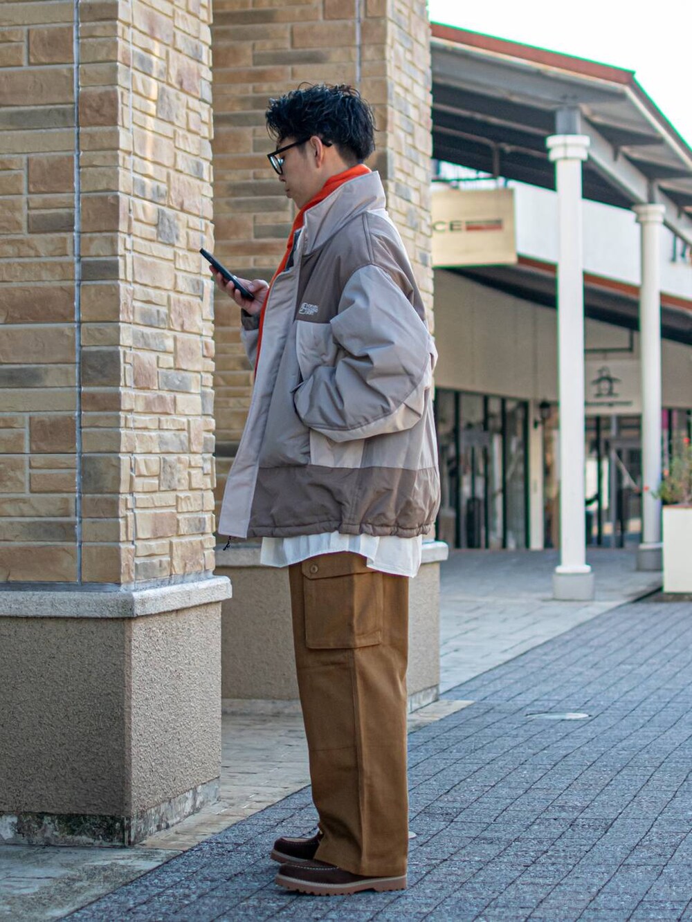 「低身長、低身長コーデ、niko and...、ニコアンド、ファッションを楽しもう、WEARyouthコーデ、冬アウター、冬コーデ、ブルゾン、シャツ、ワイドパンツ、カーゴパンツ、ストール、メガネ、デッキシューズ」|「niko and...のオリジナルクラウンパントだて眼鏡&サングラス(メガネ、ブラック系)」を使った、ぜっきーさん(メンズ・165cm)の秋コーディネートの4枚目の写真