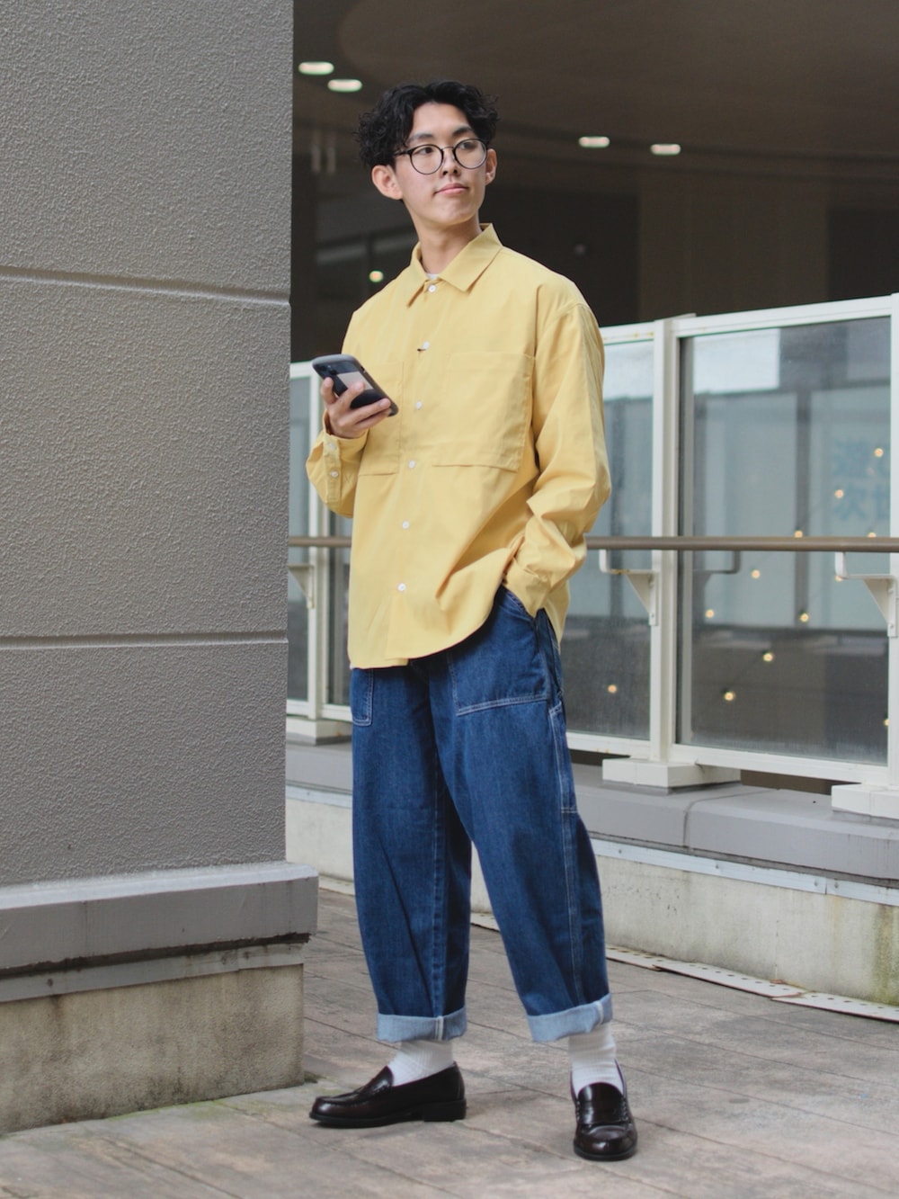 「ごきげんウィーク、春夏コーデ、ビッグシルエット、きれいめカジュアル、カラー×コーデ、イエロー、黄色シャツ、シャツスタイル、ワイドデニム、ワイドパンツ、デニムパンツ、革靴、ローファー、休日スタイル、低身長コーデ」｜「niko and...のマイクロピーチスキンシャツ（シャツ/ブラウス、イエロー系）」を使った、ぜっきーさん（メンズ・165cm）の春コーディネートの2枚目の写真