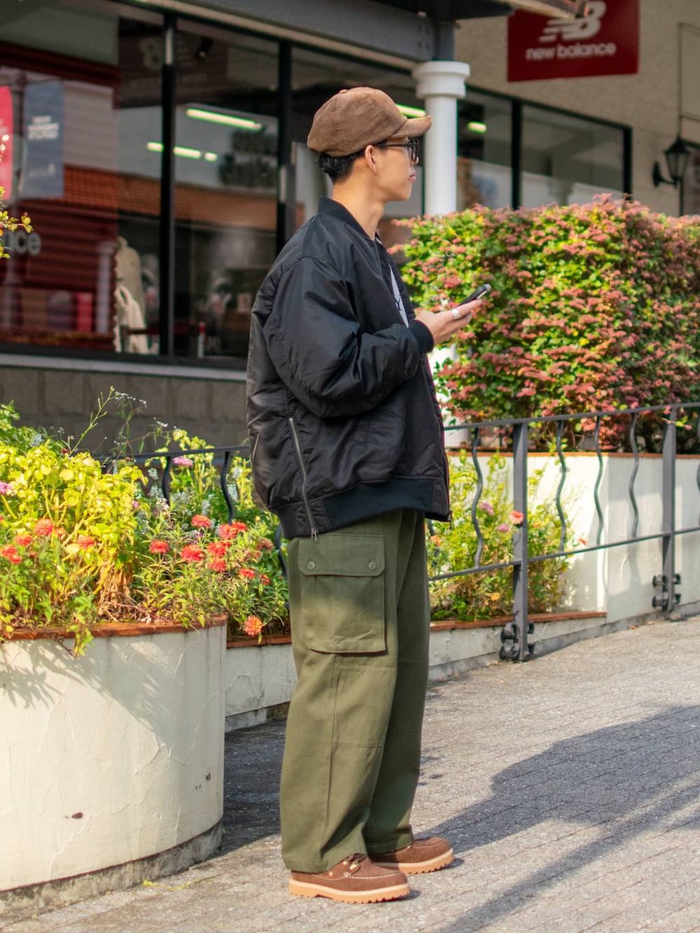 「低身長、低身長コーデ、niko and...、ニコアンド、ファッションを楽しもう、WEARyouthコーデ、冬コーデ、冬アウター、MA-1、ブルゾン、スウェット、ワイドパンツ、カーゴパンツ、キャップ、秋冬コーデ」|「niko and...のフェイクレザーデッキシューズ(その他シューズ、ブラウン系)」を使った、ぜっきーさん(メンズ・165cm)の秋コーディネートの3枚目の写真