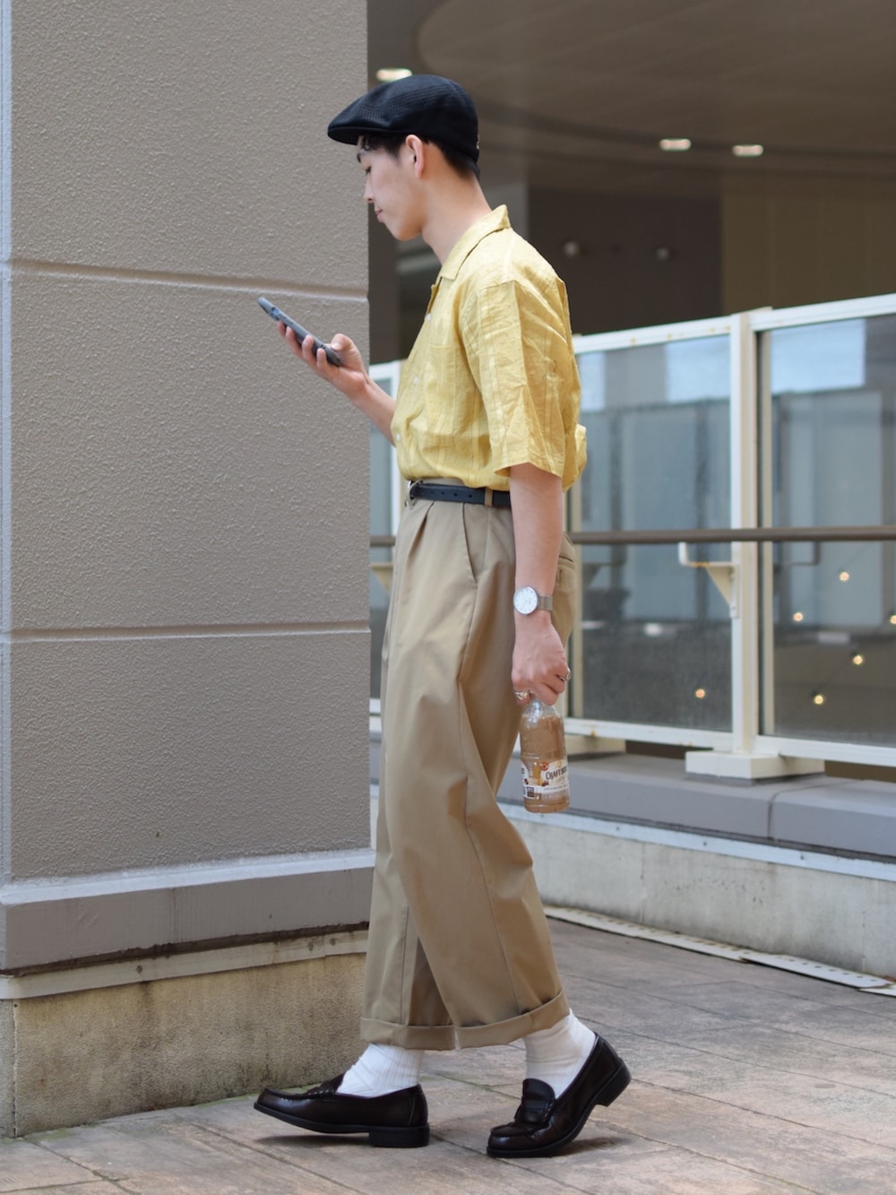 「niko and ...、ニコアンド、オープンカラーシャツ、イエロー、シャツスタイル、タックイン、ワイドパンツ、ベージュパンツ、ロールアップ、革靴、ローファー、ハンチング、KANGOL、レトロ、低身長コーデ」｜「KANGOLの【KANGOL】Tropic 504 Ventair/【カンゴール】トロピック 504 ベントエアー（ハンチング/ベレー帽、ブラック系）」を使った、ぜっきーさん（メンズ・165cm）の春コーディネートの4枚目の写真