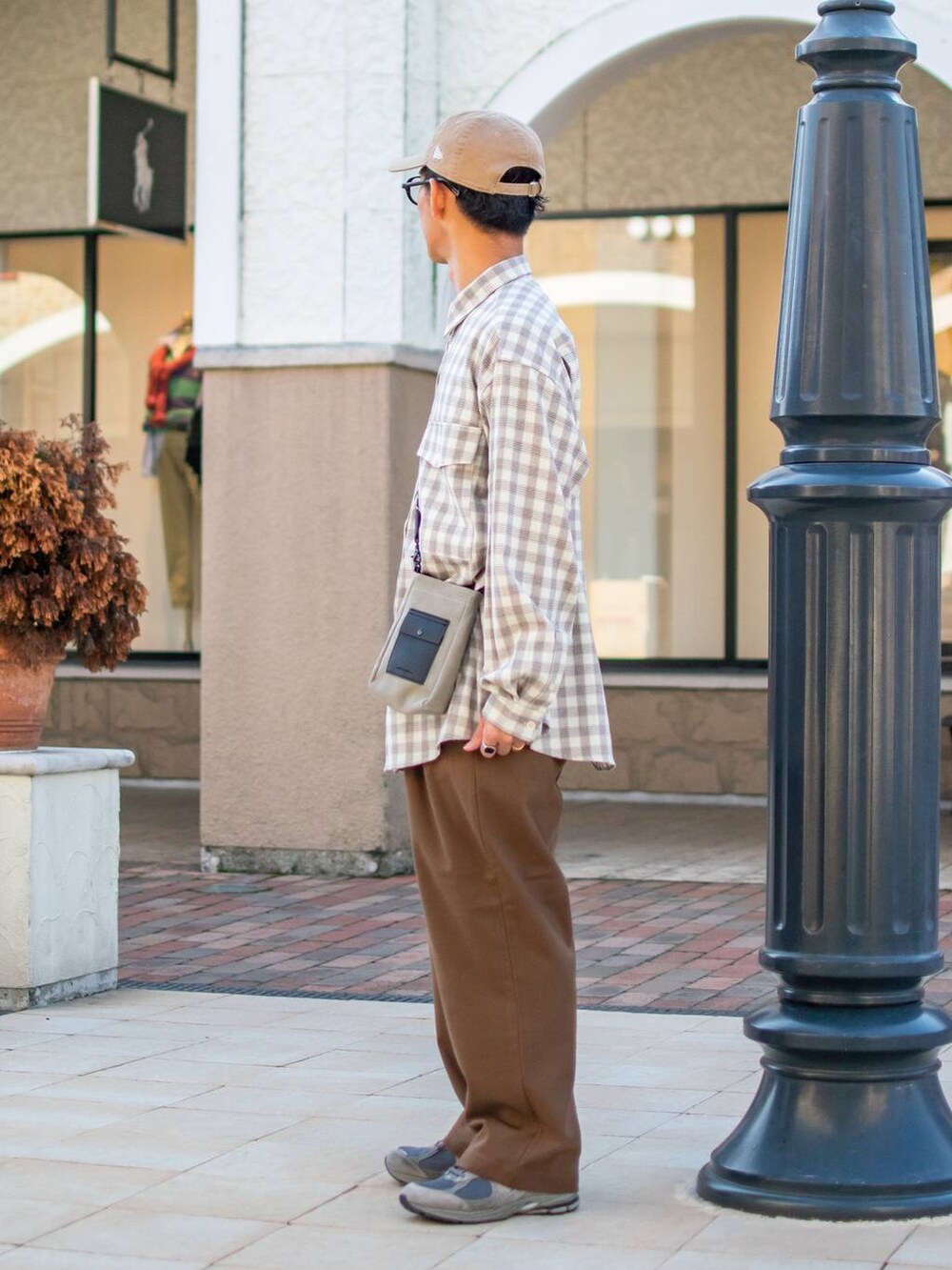 「低身長、低身長コーデ、niko and...、ニコアンド、ファッションを楽しもう、WEARyouthコーデ、シャツ、チェックシャツ、ワイドパンツ、スラックス、キャップ、ショルダーバッグ、ビッグシルエット、ブラウン、きれいめカジュアル」｜「niko and...のパラコードミニショルダー（ショルダーバッグ、グレー系）」を使った、ぜっきーさん（メンズ・165cm）の秋コーディネートの4枚目の写真