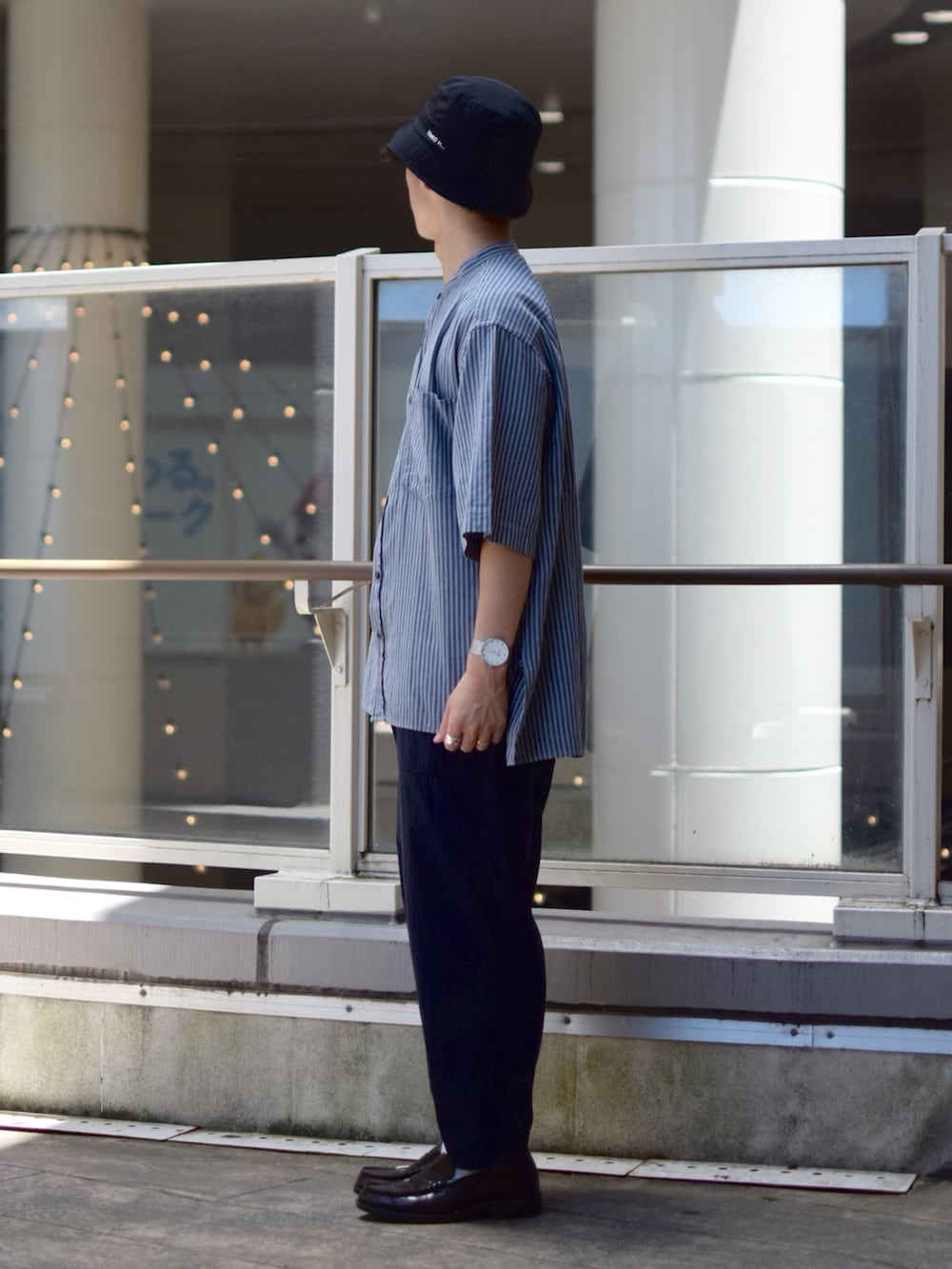 「niko and ...、ニコアンド、ストライプシャツ、ノーカラーシャツ、バンドカラーシャツ、ワイドパンツ、ワークパンツ、きれいめカジュアル、ローファー、革靴、バケットハット、ハット、シンプルコーデ、夏コーデ、低身長コーデ」｜「niko and...のコットンリネン製品染めバンドシャツ（シャツ/ブラウス、ブルー系）」を使った、ぜっきーさん（メンズ・165cm）の夏コーディネートの3枚目の写真