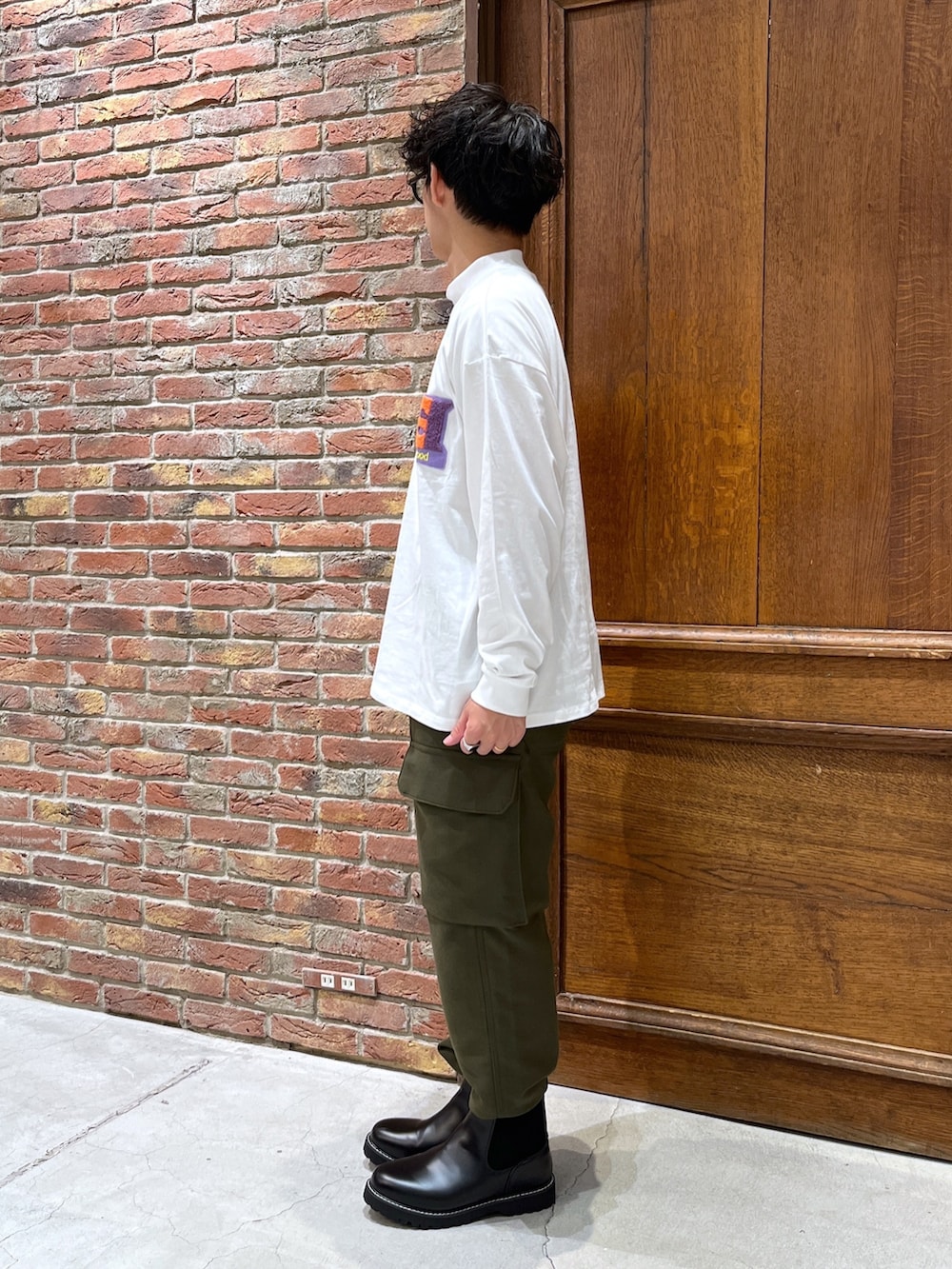「niko and ...、ニコアンド、セットアップ、カーキアウター、MA-1、ブルゾン、タックイン、ワイドパンツ、カーゴパンツ、カーキパンツ、テーパードパンツ、サイドゴアブーツ、革靴、秋冬コーデ、ビッグシルエット」｜「niko and...の異素材ドッキングMA-1（MA-1、グリーン系）」を使った、ぜっきーさん（メンズ・165cm）の秋コーディネートの5枚目の写真