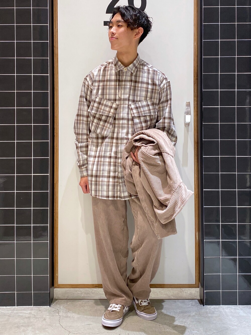 「セットアップ、コーデュロイ、VANS、チェックシャツ、ワントーンコーデ、コーデュロイパンツ、ワイドパンツ、ベージュコーデ、ニコアンド、ビッグシャツ、カジュアルコーデ、コーデュロイジャケット、低身長コーデ、niko and ...、秋コーデ」｜「niko and...の[セットアップ対応]コーデュロイZIPアップブルゾン（ブルゾン、ベージュ系）」を使った、ぜっきーさん（メンズ・165cm）の秋コーディネートの4枚目の写真