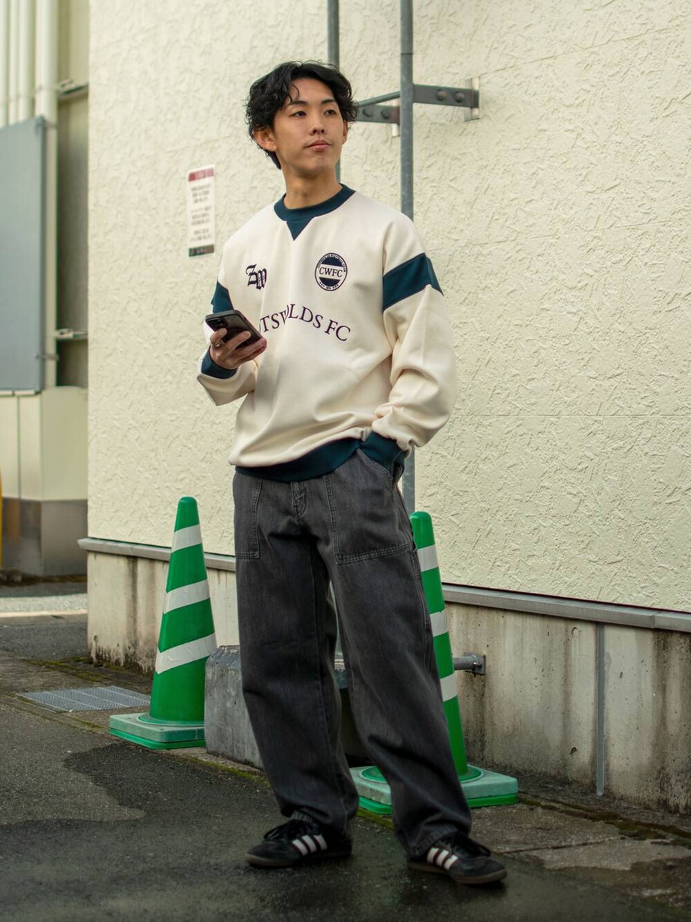「低身長、体型カバー、ゆったり、niko and ...、スウェット、ワイドパンツ、デニムパンツ、NKJコーデ_niko and ...」｜「niko and...のレトロスポーツロゴプルオーバー（スウェット、ホワイト系）」を使った、ぜっきーさん（メンズ・165cm）の冬コーディネートの2枚目の写真