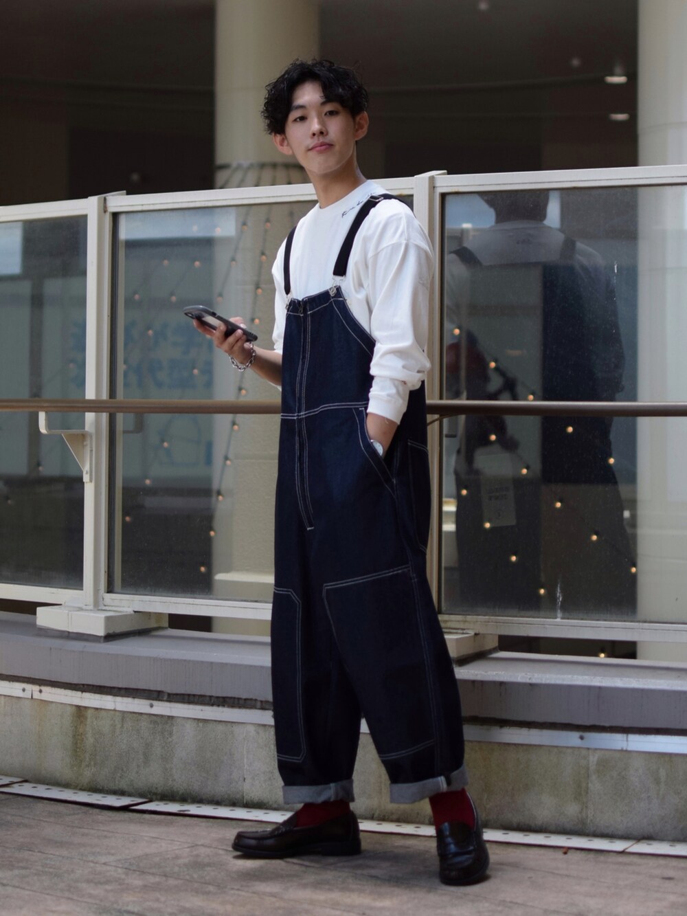 「niko and ...、ニコアンド、白Tシャツ、ロンT、ロゴT、デニム、オーバーオール、デニムコーデ、デニムオーバーオール、ビッグシルエット、ローファー、革靴、大人カジュアル、秋服準備はじめました、低身長コーデ」｜「niko and...の[niko and ...JEANS 2022AW]総刺繍ロングTシャツ（Tシャツ/カットソー、ホワイト系）」を使った、ぜっきーさん（メンズ・165cm）の夏コーディネートの2枚目の写真