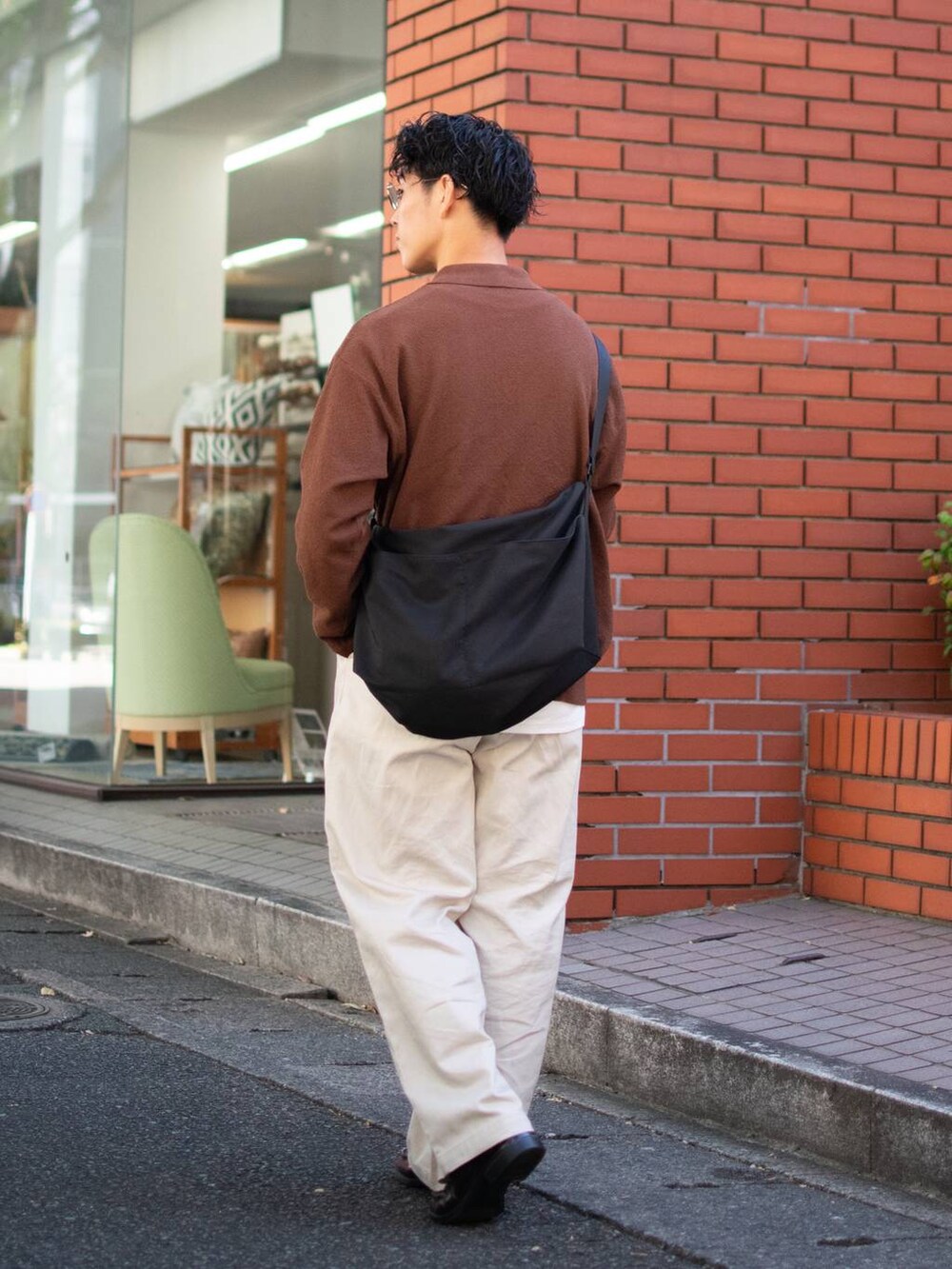 「低身長、低身長コーデ、niko and...、ニコアンド、ファッションを楽しもう、WEARyouthコーデ、カーディガン、ニット、ワイドパンツ、白パンツ、ローファー、ショルダーバッグ、秋コーデ、ブラウン、シティーボーイ」｜「niko and...の2タックワイドテーパード（その他パンツ、ベージュ系）」を使った、ぜっきーさん（メンズ・165cm）の秋コーディネートの4枚目の写真