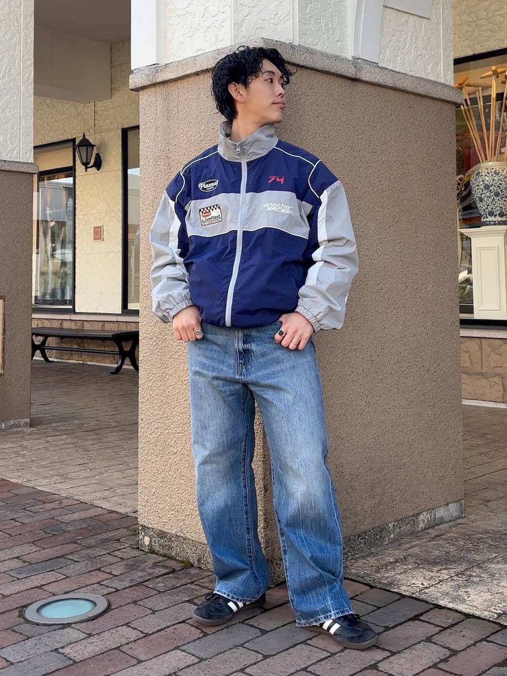 「低身長、体型カバー、ゆったり、niko and ...、ブルゾン、デニムパンツ、NKJコーデ_niko and ...」｜「niko and...の【niko and ...JEANS 2025SS】VINTAGEワイドデニム（デニムパンツ、ブルー系）」を使った、ぜっきーさん（メンズ・165cm）の春コーディネートの2枚目の写真