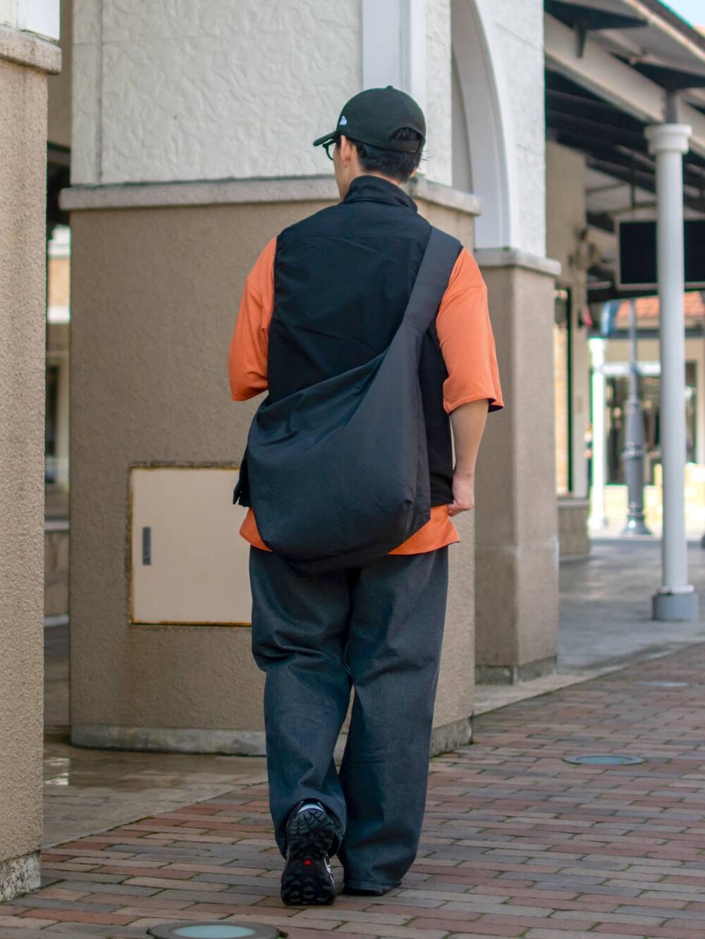「低身長、低身長コーデ、niko and ...、ニコアンド、ベスト、Tシャツ、オレンジ、ワイドパンツ、デニム、ブラックデニム、ショルダーバッグ、キャップ、モノトーン、レイヤードスタイル、スニーカー」|「niko and...のリップストップベスト(ベスト、ブラック系)」を使った、ぜっきーさん(メンズ・165cm)の春コーディネートの4枚目の写真