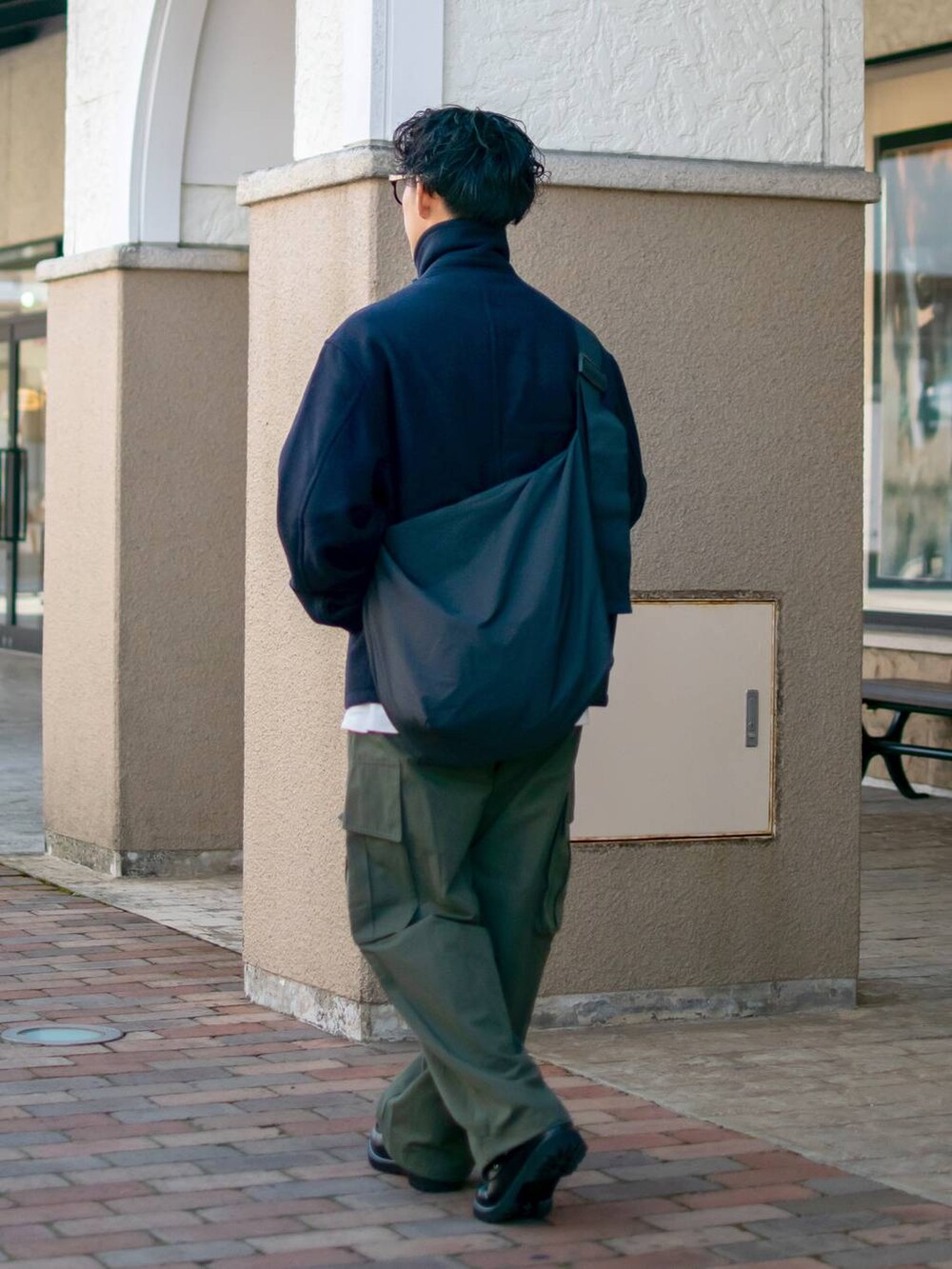 「低身長、低身長コーデ、ニコアンド、niko and...、コート、Pコート、ハーフコート、ワイドパンツ、カーゴパンツ、カーキパンツ、ショルダーバッグ、きれいめカジュアル、デッキシューズ、革靴、秋冬コーデ」|「niko and...のワイドショートPコート(ピーコート、ブルー系)」を使った、ぜっきーさん(メンズ・165cm)の秋コーディネートの4枚目の写真