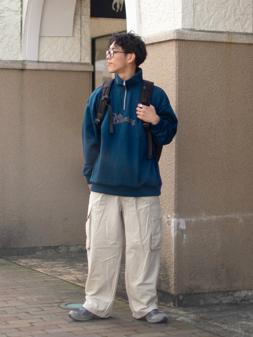 「秋服まるっと大公開、秋コーデ、お出かけコーデ、ハーフジップ、スウェット、ワイドパンツ、白パンツ、カーゴパンツ、メガネ男子、スニーカー、リュック、niko and ...、ニコアンド、低身長、低身長コーデ」｜「niko and...のダンボールハーフジッププルオーバー（スウェット、ブルー系）」を使った、ぜっきーさん（メンズ・165cm）の秋コーディネートの2枚目の写真