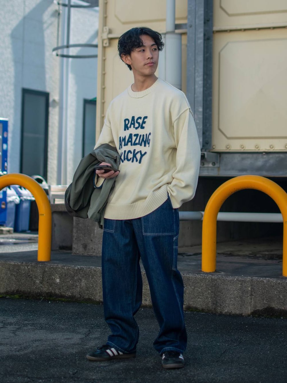 「低身長、niko and ...、ブルゾン、ニット、ワイドパンツ、デニムパンツ、メガネ男子、低身長コーデ、ニコアンド、春、春コーデ、ハンティングジャケット、ブルゾンコーデ、ワイドデニム、デニム」｜「niko and...の【niko and ...JEANS 2025SS】ペインターデニムパンツ（デニムパンツ、ブルー系）」を使った、ぜっきーさん（メンズ・165cm）の冬コーディネートの5枚目の写真
