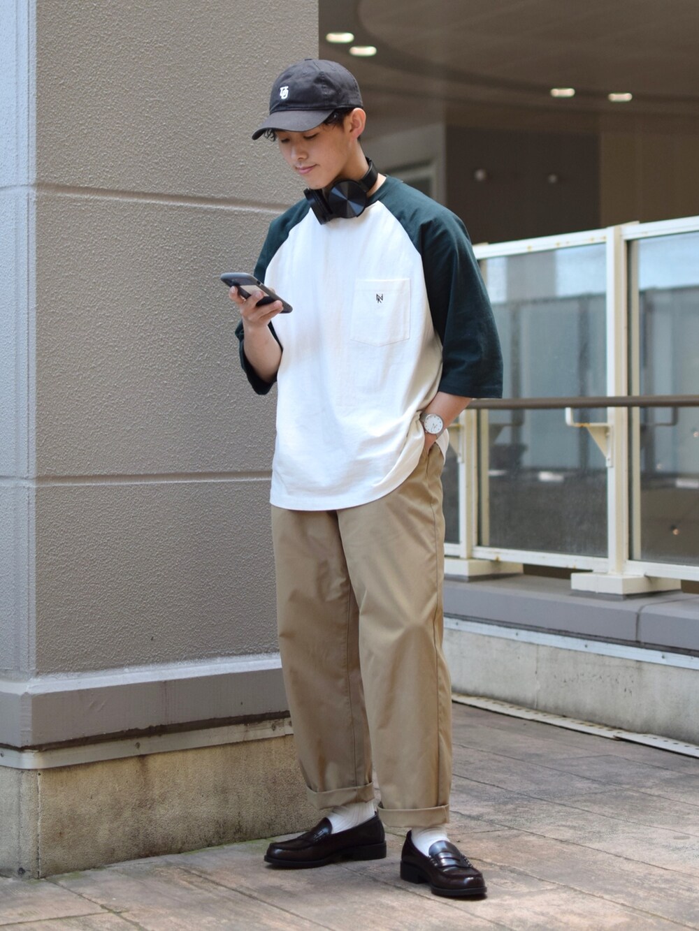 「niko and ...、ニコアンド、ラグランTシャツ、ロゴT、５分袖、グリーン、ワイドパンツ、ベージュパンツ、ロールアップ、ローファー、革靴、キャップ、きれいめカジュアル、低身長コーデ、シンプルコーデ」｜「UNIVERSAL OVERALLの【UNIVERSAL OVERALL】別注ウォッシュドコットンローキャップ（キャップ、グレー系）」を使った、ぜっきーさん（メンズ・165cm）の春コーディネートの2枚目の写真