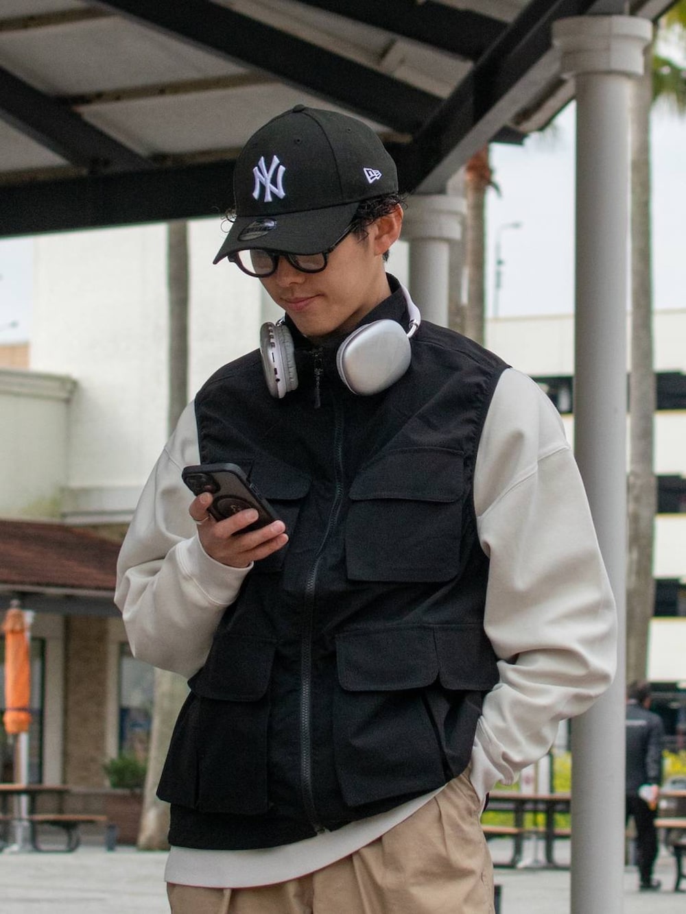 「低身長、低身長コーデ、niko and ...、ニコアンド、ベスト、スウェット、ワイドパンツ、チノパン、キャップ、NEW ERA、春服みてみて、お出かけコーデ、シンプルコーデ、スニーカー、春色」｜「niko and...のリップストップベスト（ベスト、ブラック系）」を使った、ぜっきーさん（メンズ・165cm）の春コーディネートの5枚目の写真