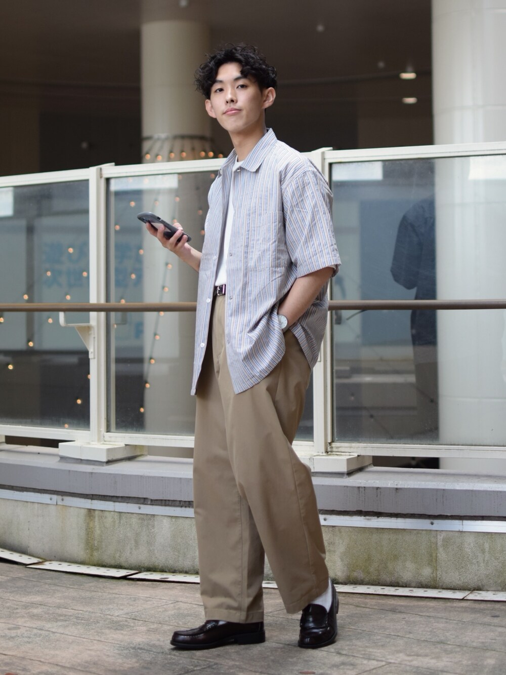 「niko and ...、ニコアンド、シャツスタイル、ストライプシャツ、ビッグシャツ、白Tシャツ、ポケットＴシャツ、タックイン、ワイドパンツ、ベージュパンツ、革靴、ローファー、きれいめカジュアル、シンプルスタイル、低身長コーデ」｜「niko and...のスタンダードUSAテックTシャツ（Tシャツ/カットソー、ホワイト系）」を使った、ぜっきーさん（メンズ・165cm）の夏コーディネートの3枚目の写真