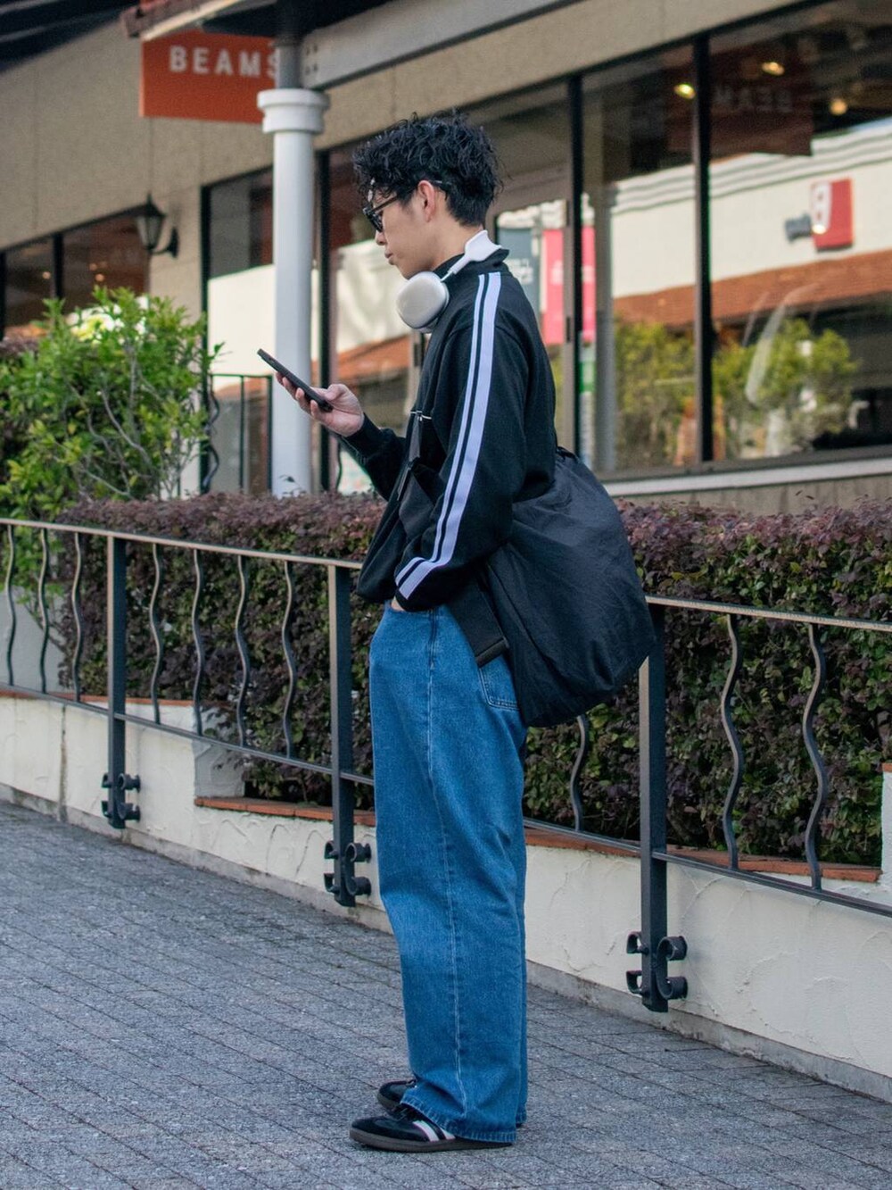 「低身長、低身長コーデ、niko and ...、ニコアンド、NUMERALS、トラックジャケット、ワイドパンツ、デニム、ワイドデニム、スニーカー、ショルダーバッグ、春コーデ、スポーツミックス、春服みてみて、お出かけコーデ」｜「niko and...のラージナイロンショルダーバッグ（ショルダーバッグ、ブラック系）」を使った、ぜっきーさん（メンズ・165cm）の冬コーディネートの4枚目の写真