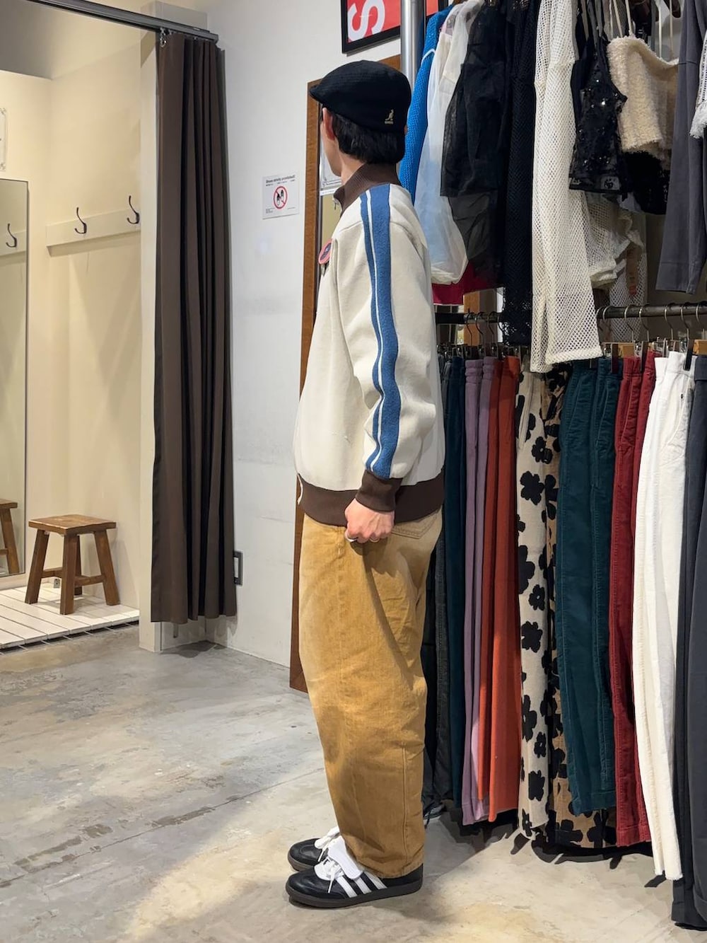 「低身長、体型カバー、ゆったり、niko and ...、トラックジャケット、ニット、カーディガン、ワイドパンツ、デニムパンツ、NKJコーデ_niko and ...」｜「niko and...の【niko and ...JEANS 2025SS】バレルレッグデニムパンツ（デニムパンツ、ブラウン系）」を使った、ぜっきーさん（メンズ・165cm）の春コーディネートの2枚目の写真