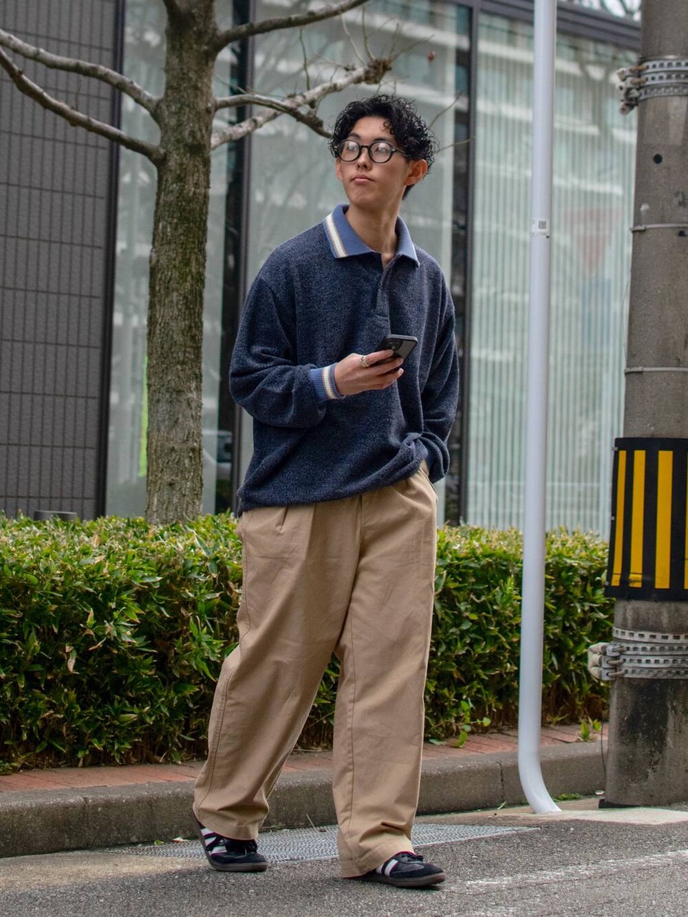 ブルー系のシャツ/ブラウス、ベージュ系のチノパンツ、ブラック系のスニーカーを着用したメンズの冬コーディネートの7枚目の写真