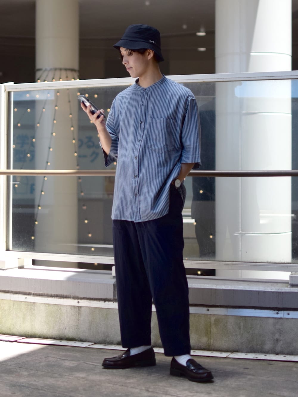 「niko and ...、ニコアンド、ストライプシャツ、ノーカラーシャツ、バンドカラーシャツ、ワイドパンツ、ワークパンツ、きれいめカジュアル、ローファー、革靴、バケットハット、ハット、シンプルコーデ、夏コーデ、低身長コーデ」｜「niko and...のコットンリネン製品染めバンドシャツ（シャツ/ブラウス、ブルー系）」を使った、ぜっきーさん（メンズ・165cm）の夏コーディネートの2枚目の写真