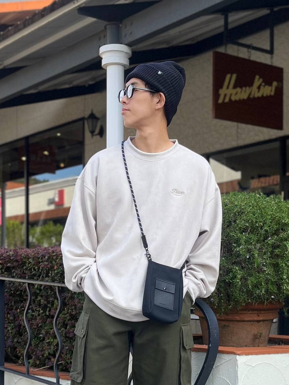 「低身長、低身長コーデ、niko and...、ニコアンド、ファッションを楽しもう、WEARyouthコーデ、スエード、ワイドパンツ、カーゴパンツ、ショルダーバッグ、ニット帽、ビッグシルエット、ストリート、秋コーデ、アースカラー」｜「niko and...のパラコードミニショルダー（ショルダーバッグ、ブラック系）」を使った、ぜっきーさん（メンズ・165cm）の秋コーディネートの5枚目の写真