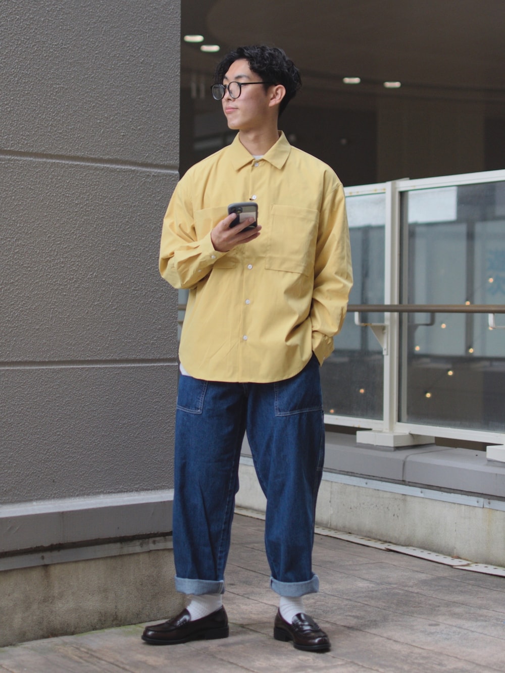 「ごきげんウィーク、春夏コーデ、ビッグシルエット、きれいめカジュアル、カラー×コーデ、イエロー、黄色シャツ、シャツスタイル、ワイドデニム、ワイドパンツ、デニムパンツ、革靴、ローファー、休日スタイル、低身長コーデ」｜「niko and...のマイクロピーチスキンシャツ（シャツ/ブラウス、イエロー系）」を使った、ぜっきーさん（メンズ・165cm）の春コーディネートの3枚目の写真