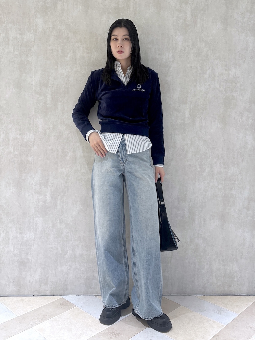 ホワイト系のシャツ/ブラウス、ブラック系のショルダーバッグ、ブラック系のローファーを着用したレディースの秋コーディネートの4枚目の写真