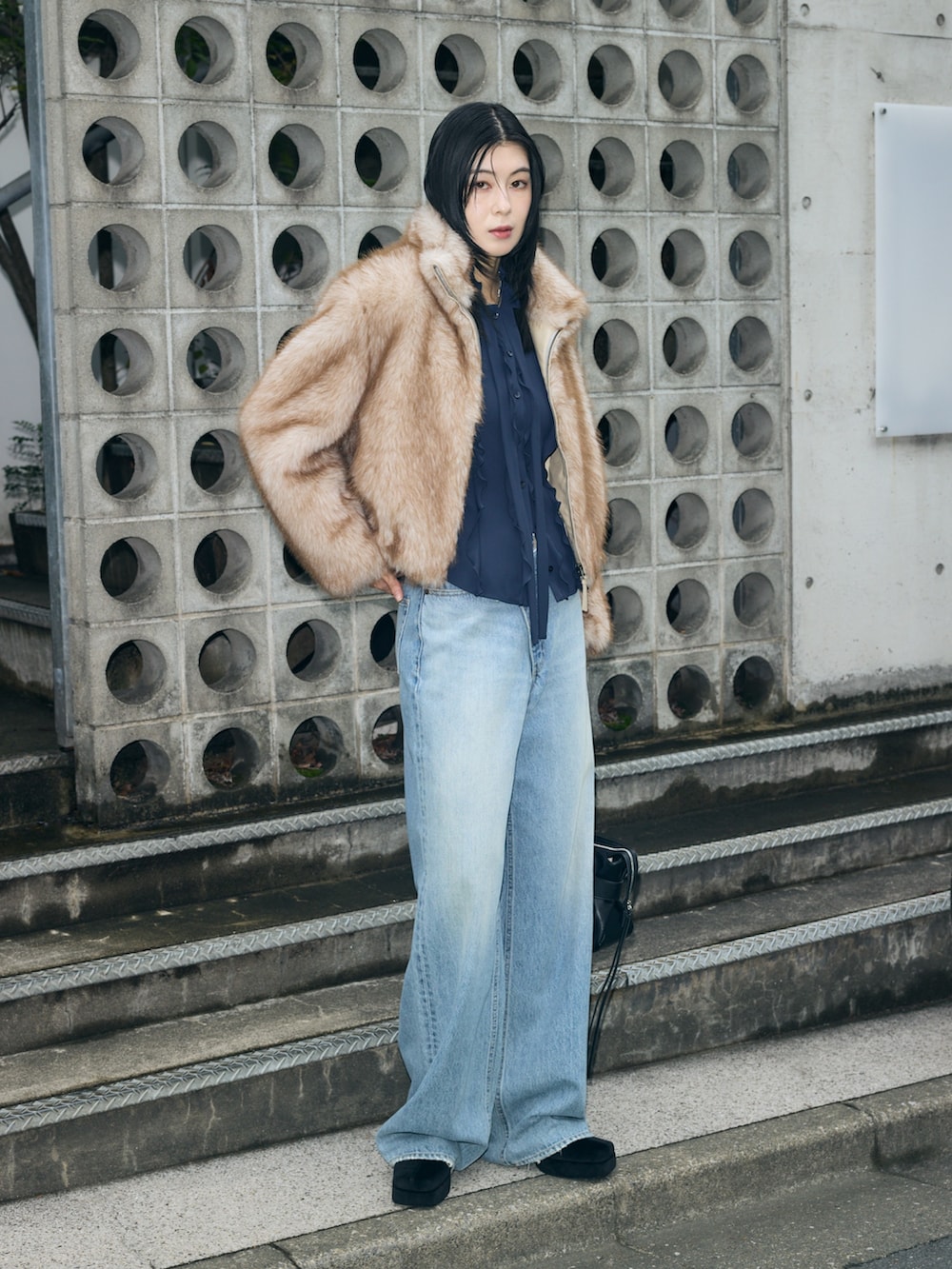 ベージュ系のブルゾン、ブルー系のシャツ/ブラウス、ブルー系のデニムパンツを着用したレディースの秋コーディネートの2枚目の写真