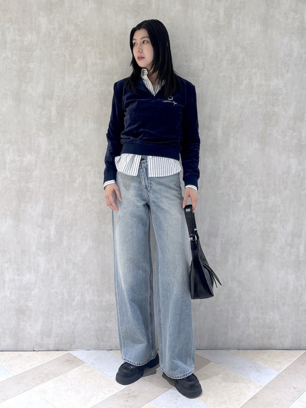 ホワイト系のシャツ/ブラウス、ブラック系のショルダーバッグ、ブラック系のローファーを着用したレディースの秋コーディネートの2枚目の写真