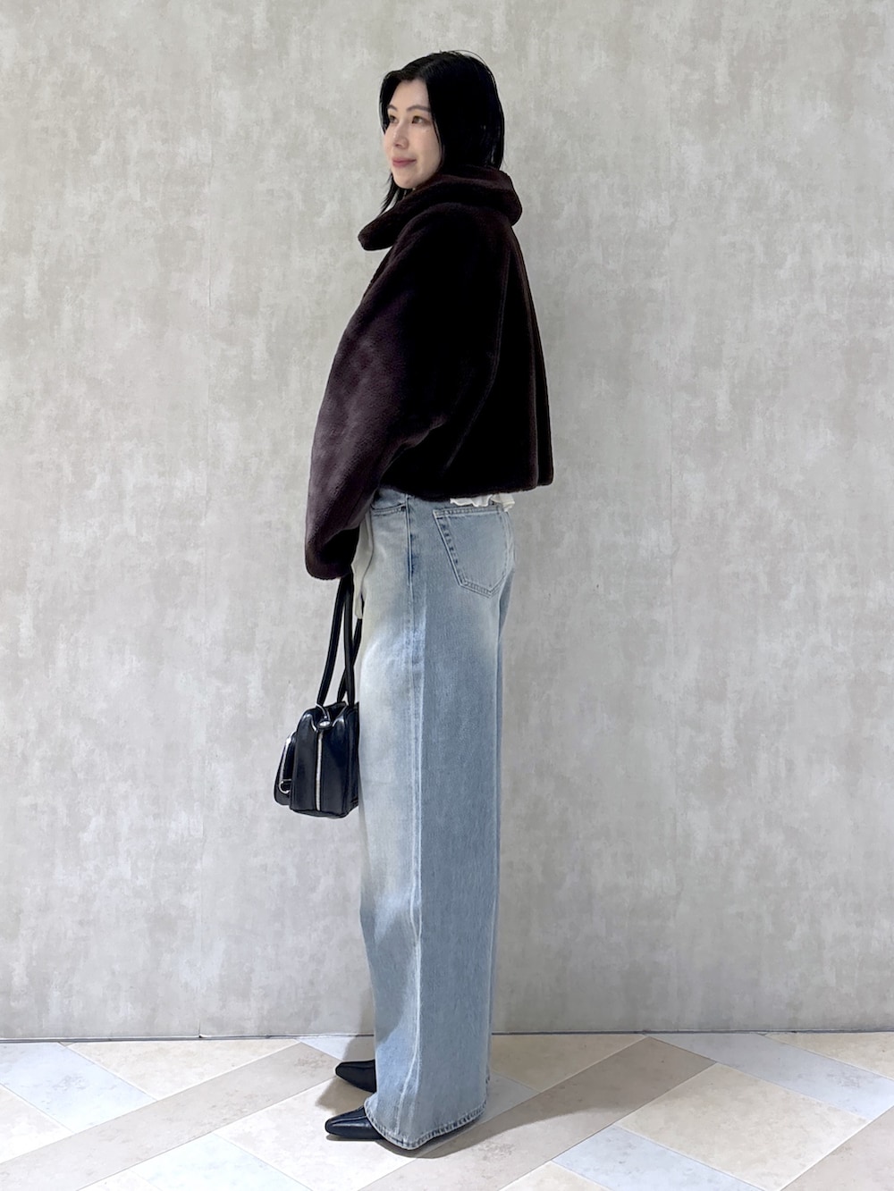 ブラック系のパンプス、ブラック系のショルダーバッグ、ホワイト系のシャツ/ブラウスを着用したレディースの秋コーディネートの5枚目の写真