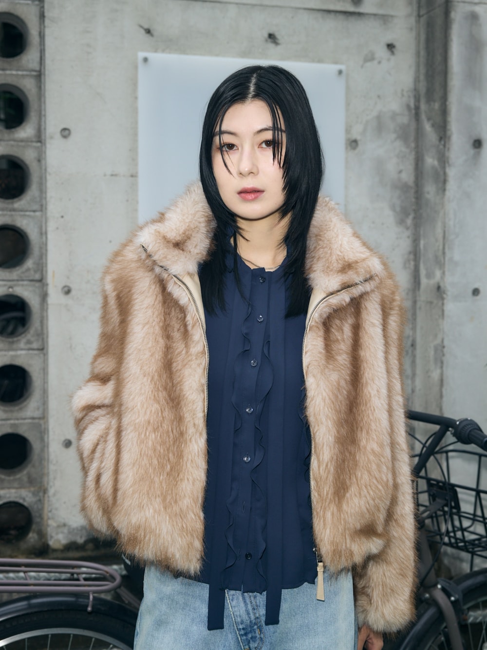 ベージュ系のブルゾン、ブルー系のシャツ/ブラウス、ブルー系のデニムパンツを着用したレディースの秋コーディネートの3枚目の写真