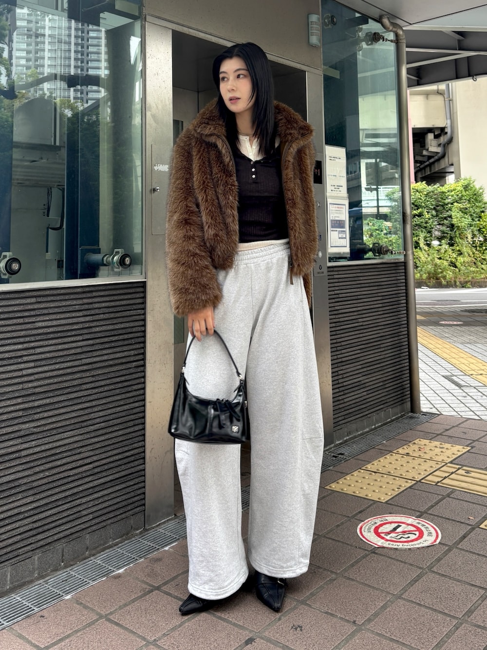 ブラウン系のブルゾン、ホワイト系のニット/セーター、ブラウン系のニット/セーターを着用したレディースの秋コーディネートの4枚目の写真