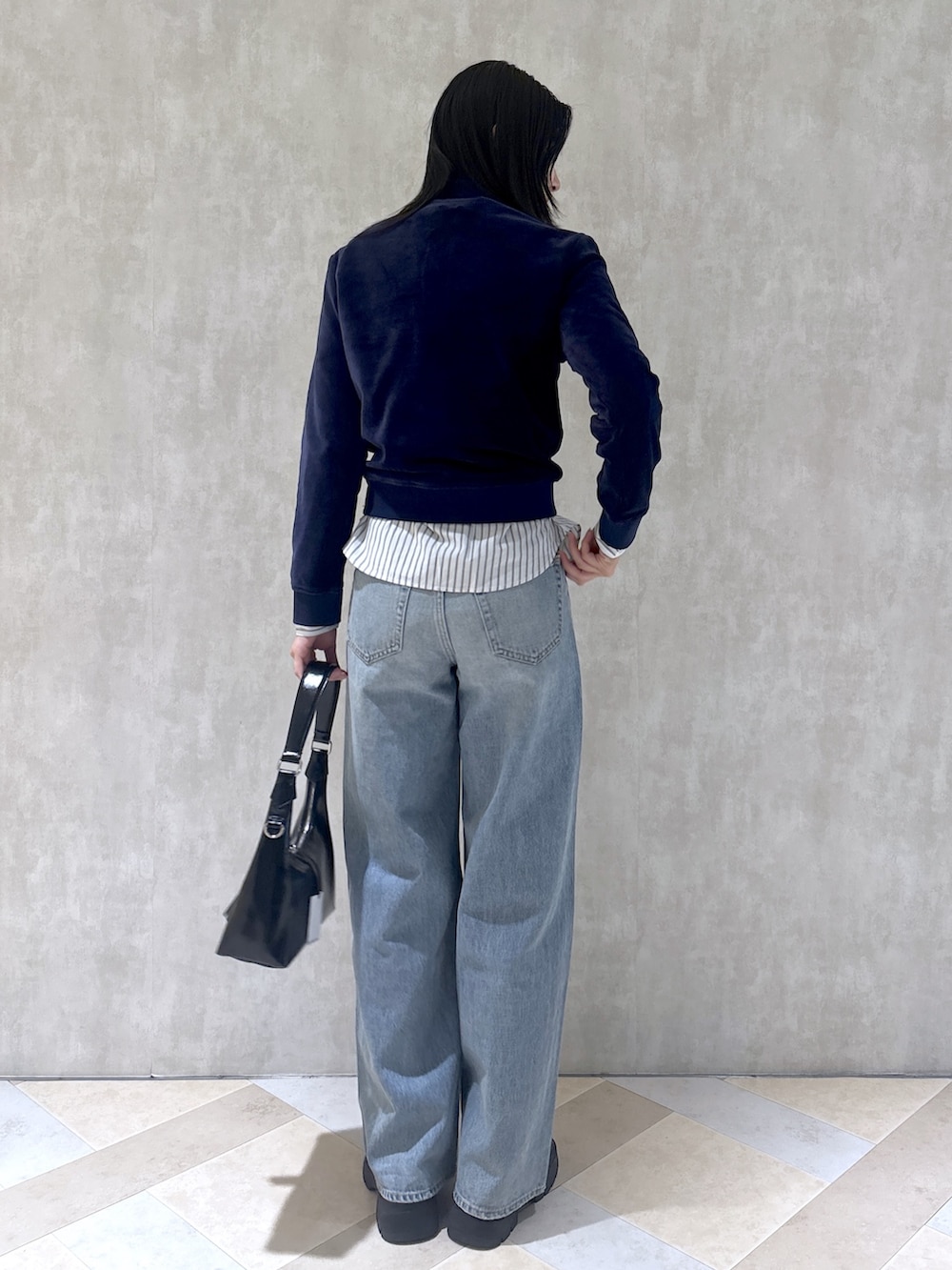 ホワイト系のシャツ/ブラウス、ブラック系のショルダーバッグ、ブラック系のローファーを着用したレディースの秋コーディネートの3枚目の写真