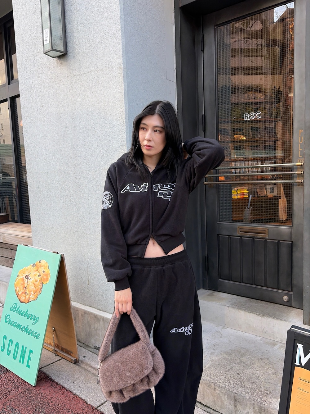 ブラック系のスウェット、ブラック系のその他パンツ、その他のショルダーバッグを着用したレディースの秋コーディネートの3枚目の写真