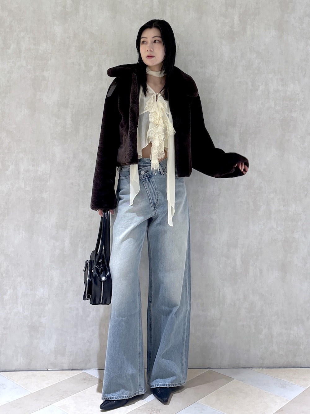 ブラック系のパンプス、ブラック系のショルダーバッグ、ホワイト系のシャツ/ブラウスを着用したレディースの秋コーディネートの4枚目の写真