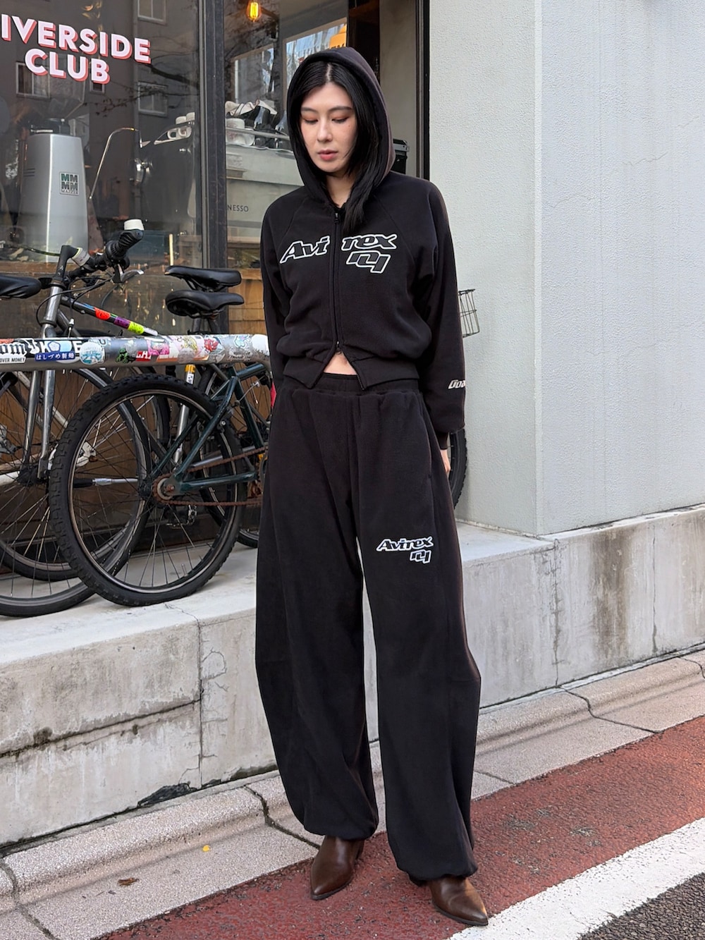 ブラック系のスウェット、ブラック系のその他パンツ、その他のショルダーバッグを着用したレディースの秋コーディネートの2枚目の写真